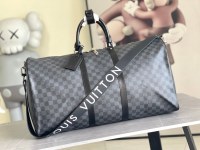 LV LOUIS VUITTON 570.590.610 Lista original superior M41418+ M41416+ M41414+ Bolsa de viaje 45,50,55, hecha de la nueva icónica lienzo de eclipse de monograma negro y gris. Desde 1930, la serie de bolsas Keepall ha acompañado a generaciones de viajeros en todo el mundo. Esta nueva bolsa de viaje viene con múltiples mangues de cuero cómodos, una correa para la bolsa para el cuerpo de la carcasa casual y un candado brillante, un compañero ideal para viajes cortos. Tamaño: 45.0 x 27.0 x 20.0 cm, 50 cm, 55 cm. 1 LV LOUIS VUITTON 570.590.610 Lista original superior M41418+ M41416+ M41414+ Bolsa de viaje 45,50,55, hecha de la nueva icónica lienzo de eclipse de monograma negro y gris. Desde 1930, la serie de bolsas Keepall ha acompañado a generaciones de viajeros en todo el mundo. Esta nueva bolsa de viaje viene con múltiples mangues de cuero cómodos, una correa para la bolsa para el cuerpo de la carcasa casual y un candado brillante, un compañero ideal para viajes cortos. Tamaño: 45.0 x 27.0 x 20.0 cm, 50 cm, 55 cm.