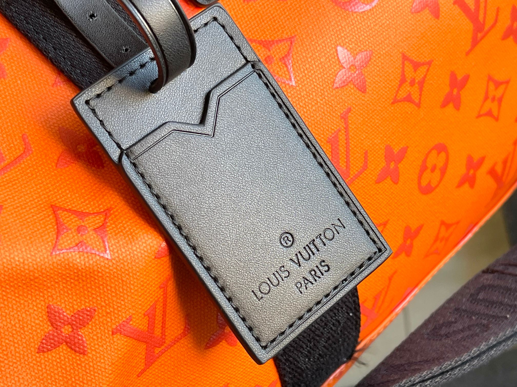  型号12724 Virgil Abloh 将 Basketball Keepall 55 旅行袋由品牌