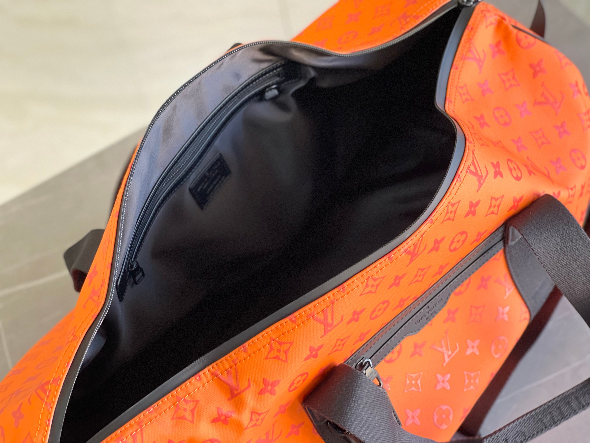  型号12724 Virgil Abloh 将 Basketball Keepall 55 旅行袋由品牌