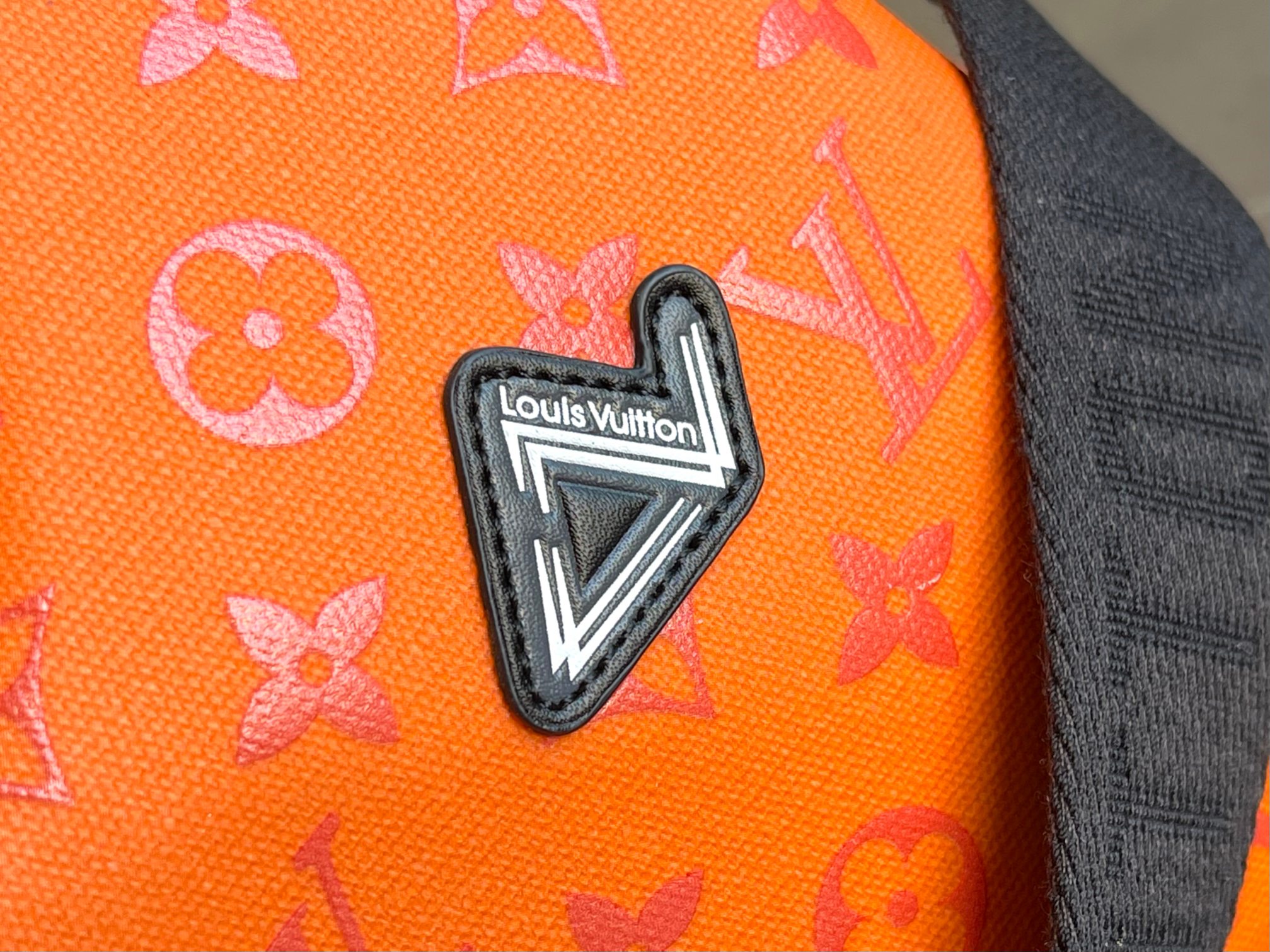  型号12724 Virgil Abloh 将 Basketball Keepall 55 旅行袋由品牌