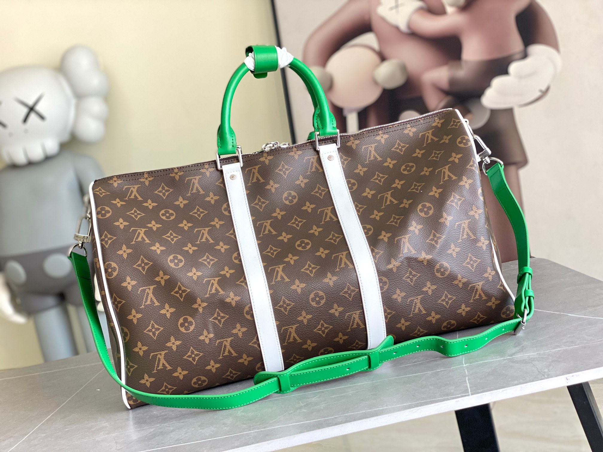  M13926 本款 Keepall Bandoulière 50 旅行袋出自 2024 秋冬时装秀，以