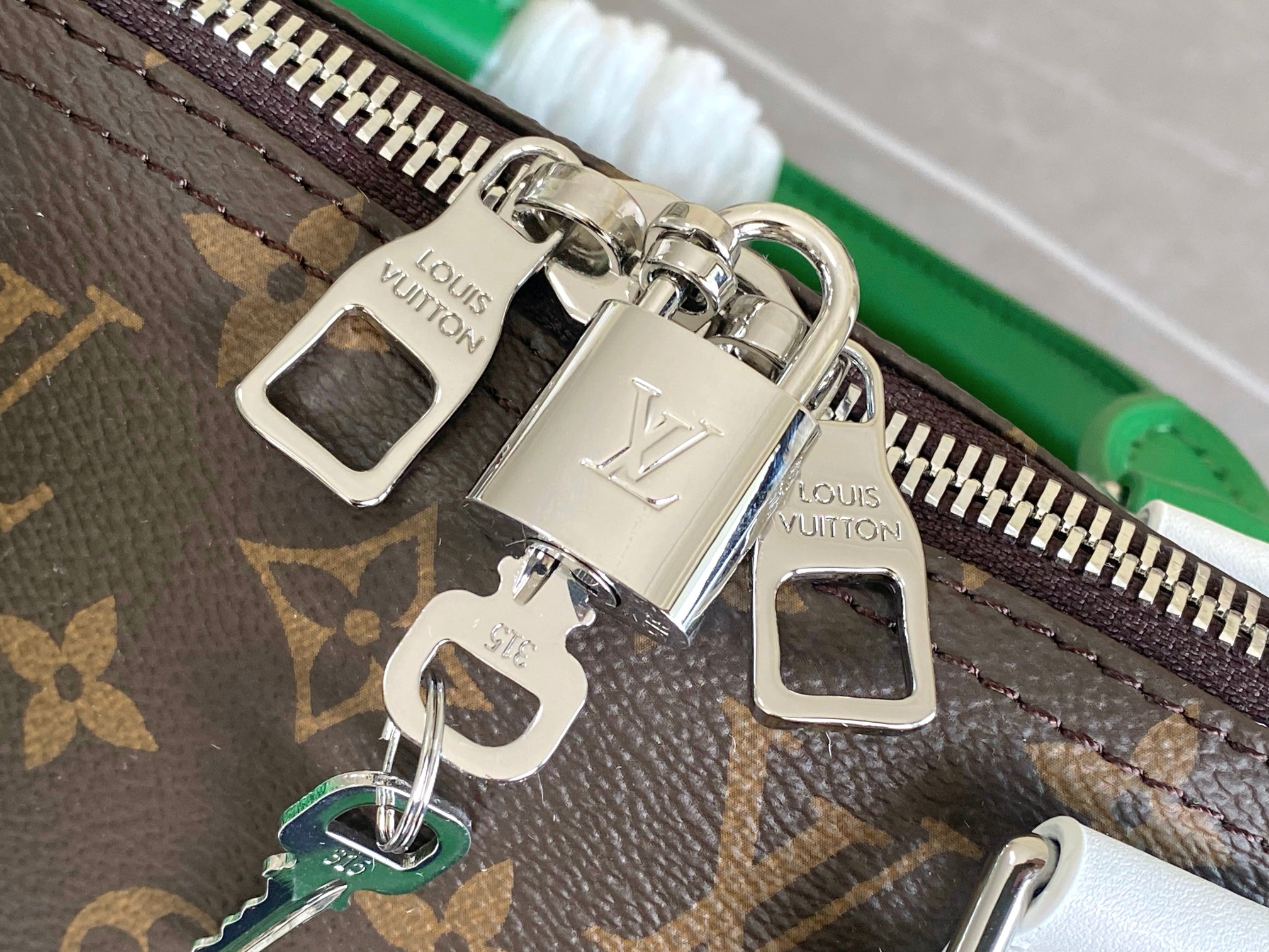  M13926 本款 Keepall Bandoulière 50 旅行袋出自 2024 秋冬时装秀，以