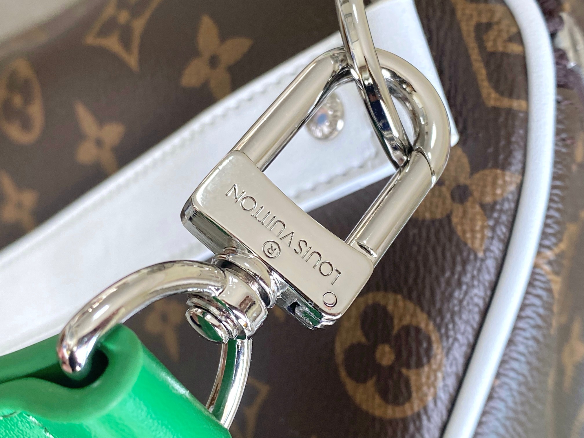  M13926 本款 Keepall Bandoulière 50 旅行袋出自 2024 秋冬时装秀，以