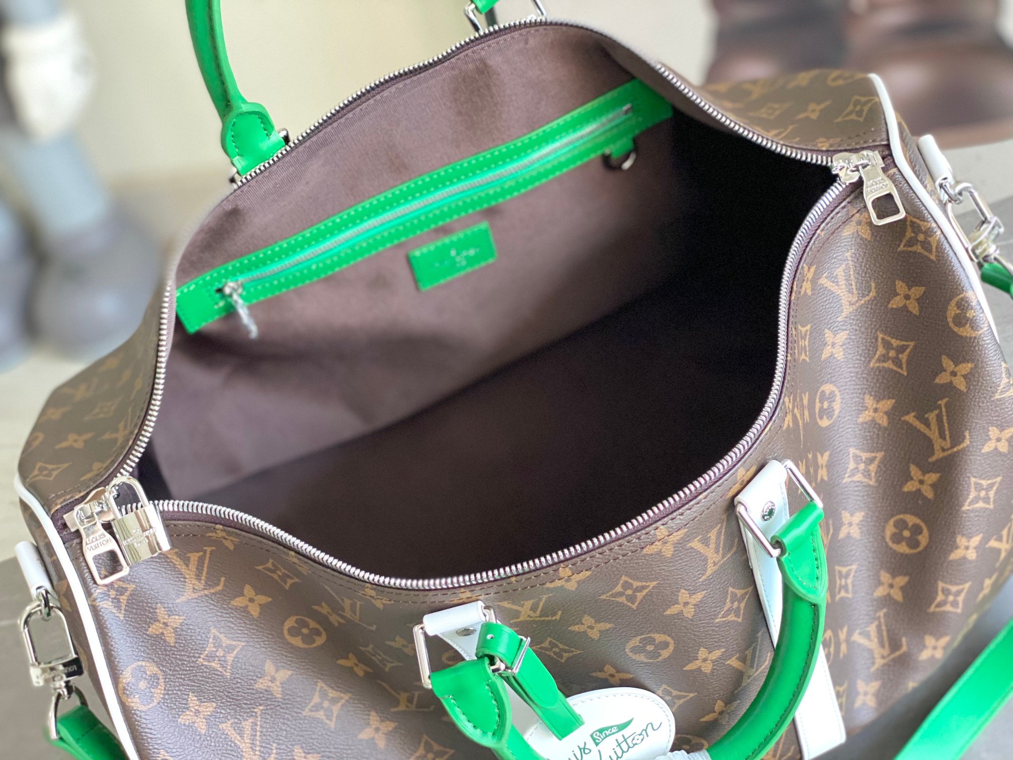  M13926 本款 Keepall Bandoulière 50 旅行袋出自 2024 秋冬时装秀，以