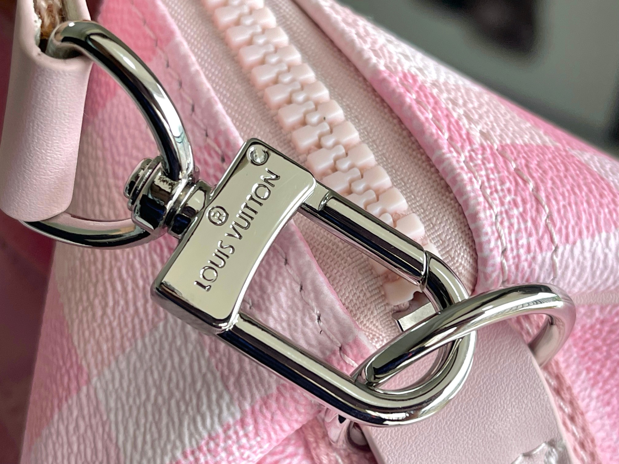  型号26128 Virgil Abloh 将 Basketball Keepall 55 旅行袋由品牌