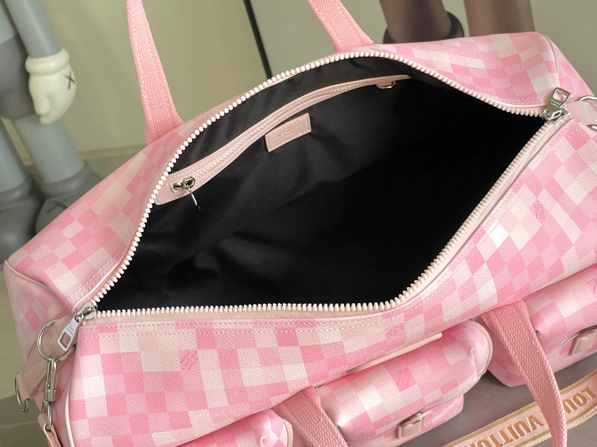  型号26128 Virgil Abloh 将 Basketball Keepall 55 旅行袋由品牌