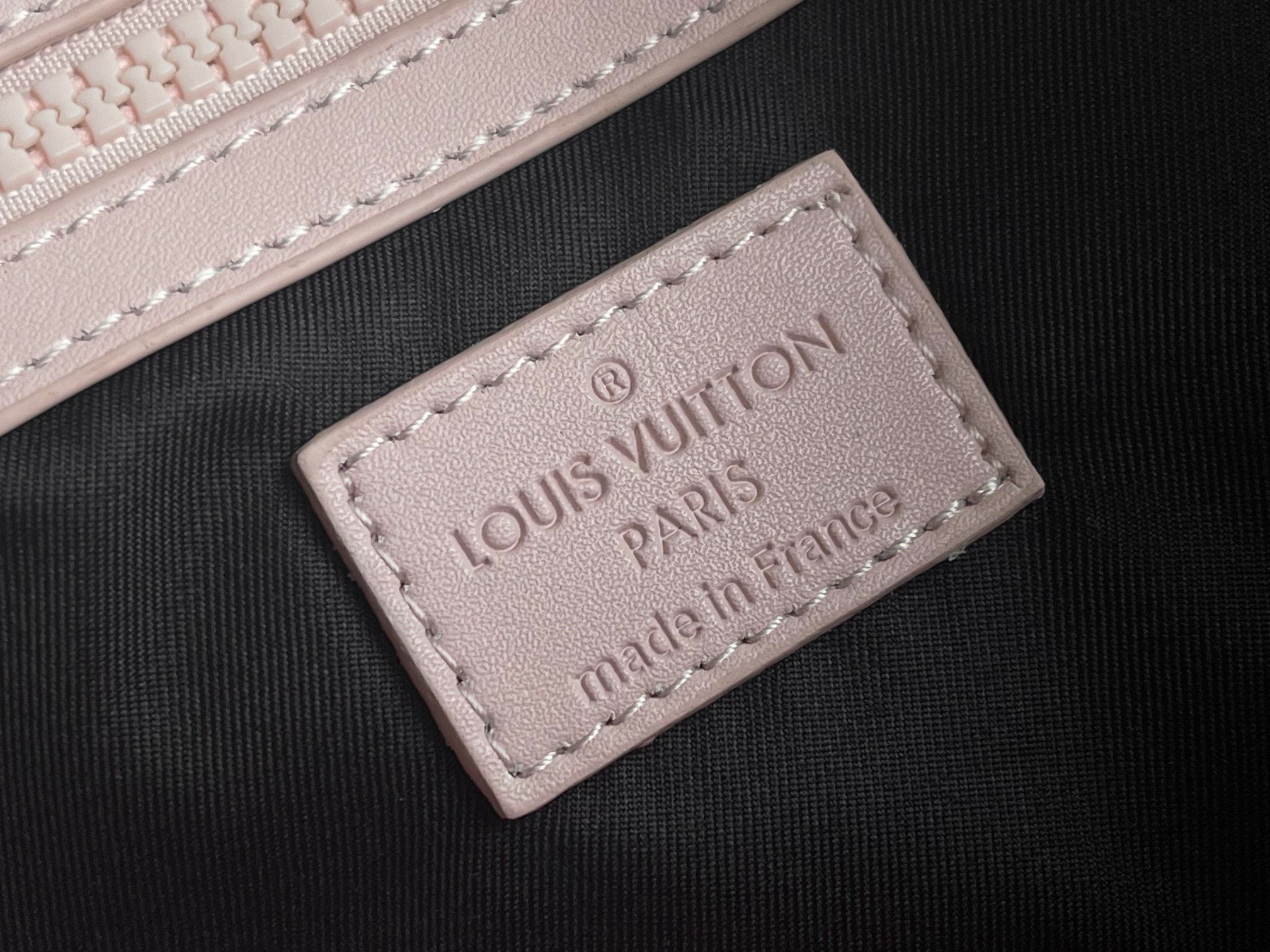  型号26128 Virgil Abloh 将 Basketball Keepall 55 旅行袋由品牌