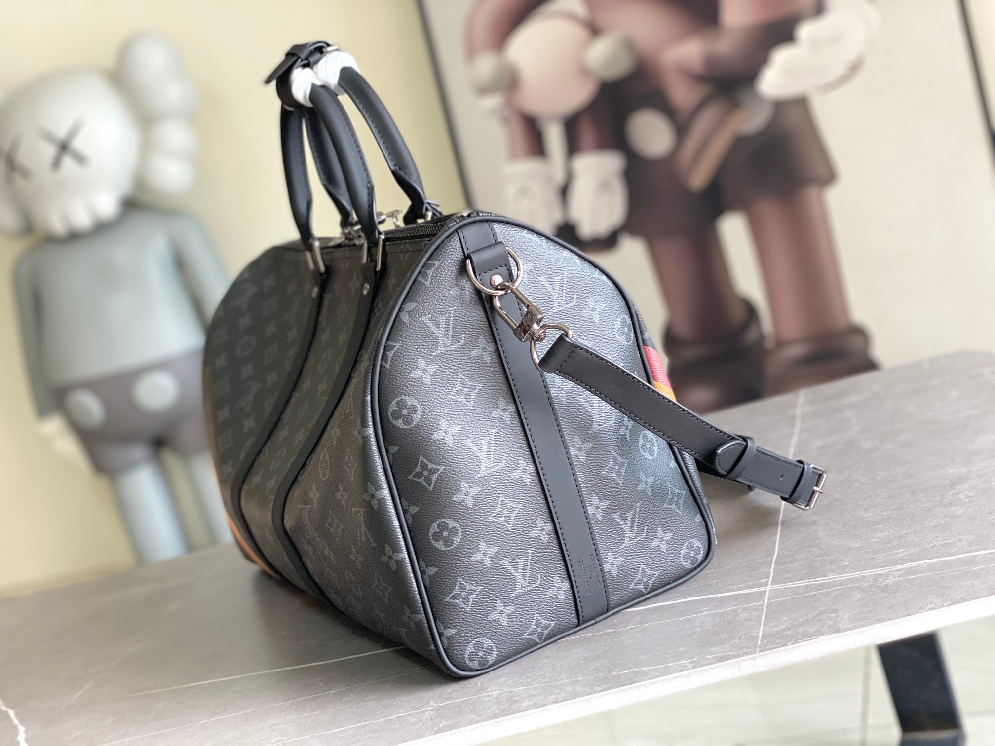 P620 01949 玫红.13808红色本款 Keepall Bandoulière 45 旅行袋为 Monogram Giant 涂层帆布搭配 Monogram Reverse 饰边,致意品牌标志性图案。华美织物内衬结合拉链内袋,可拆卸并调节的皮革肩带和顶部手柄实现多种背携方式。尺寸:45x27x20cm