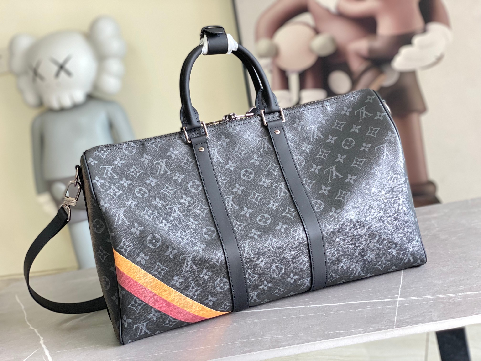 P620 01949 玫红.13808红色本款 Keepall Bandoulière 45 旅行袋为 Monogram Giant 涂层帆布搭配 Monogram Reverse 饰边,致意品牌标志性图案。华美织物内衬结合拉链内袋,可拆卸并调节的皮革肩带和顶部手柄实现多种背携方式。尺寸:45x27x20cm