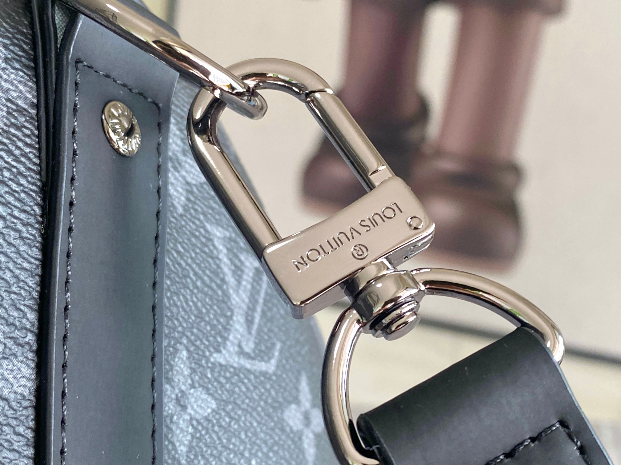 P620 01949 玫红.13808红色本款 Keepall Bandoulière 45 旅行袋为 Monogram Giant 涂层帆布搭配 Monogram Reverse 饰边,致意品牌标志性图案。华美织物内衬结合拉链内袋,可拆卸并调节的皮革肩带和顶部手柄实现多种背携方式。尺寸:45x27x20cm