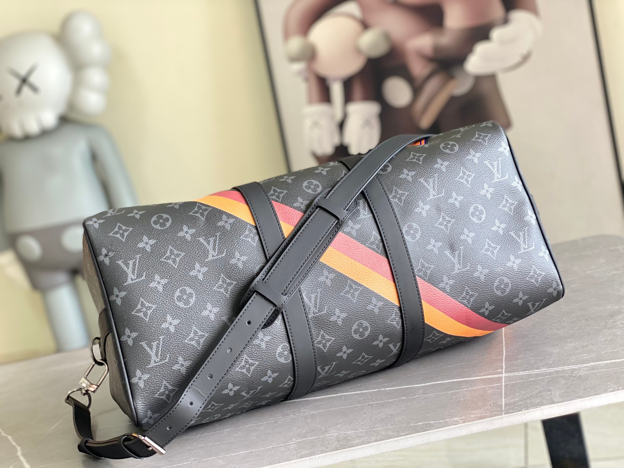 P620 01949 玫红.13808红色本款 Keepall Bandoulière 45 旅行袋为 Monogram Giant 涂层帆布搭配 Monogram Reverse 饰边,致意品牌标志性图案。华美织物内衬结合拉链内袋,可拆卸并调节的皮革肩带和顶部手柄实现多种背携方式。尺寸:45x27x20cm