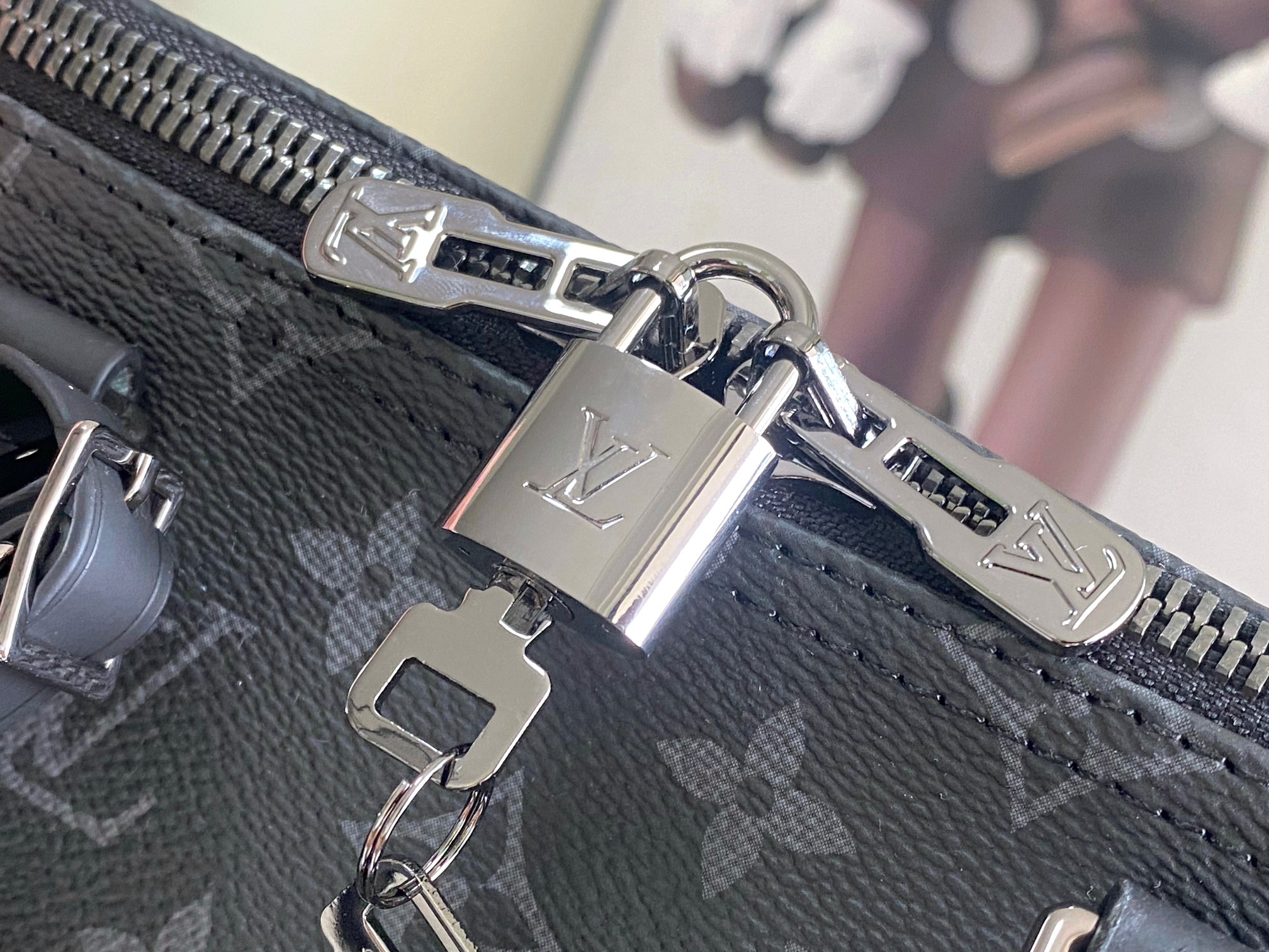 P620 01949 玫红.13808红色本款 Keepall Bandoulière 45 旅行袋为 Monogram Giant 涂层帆布搭配 Monogram Reverse 饰边,致意品牌标志性图案。华美织物内衬结合拉链内袋,可拆卸并调节的皮革肩带和顶部手柄实现多种背携方式。尺寸:45x27x20cm