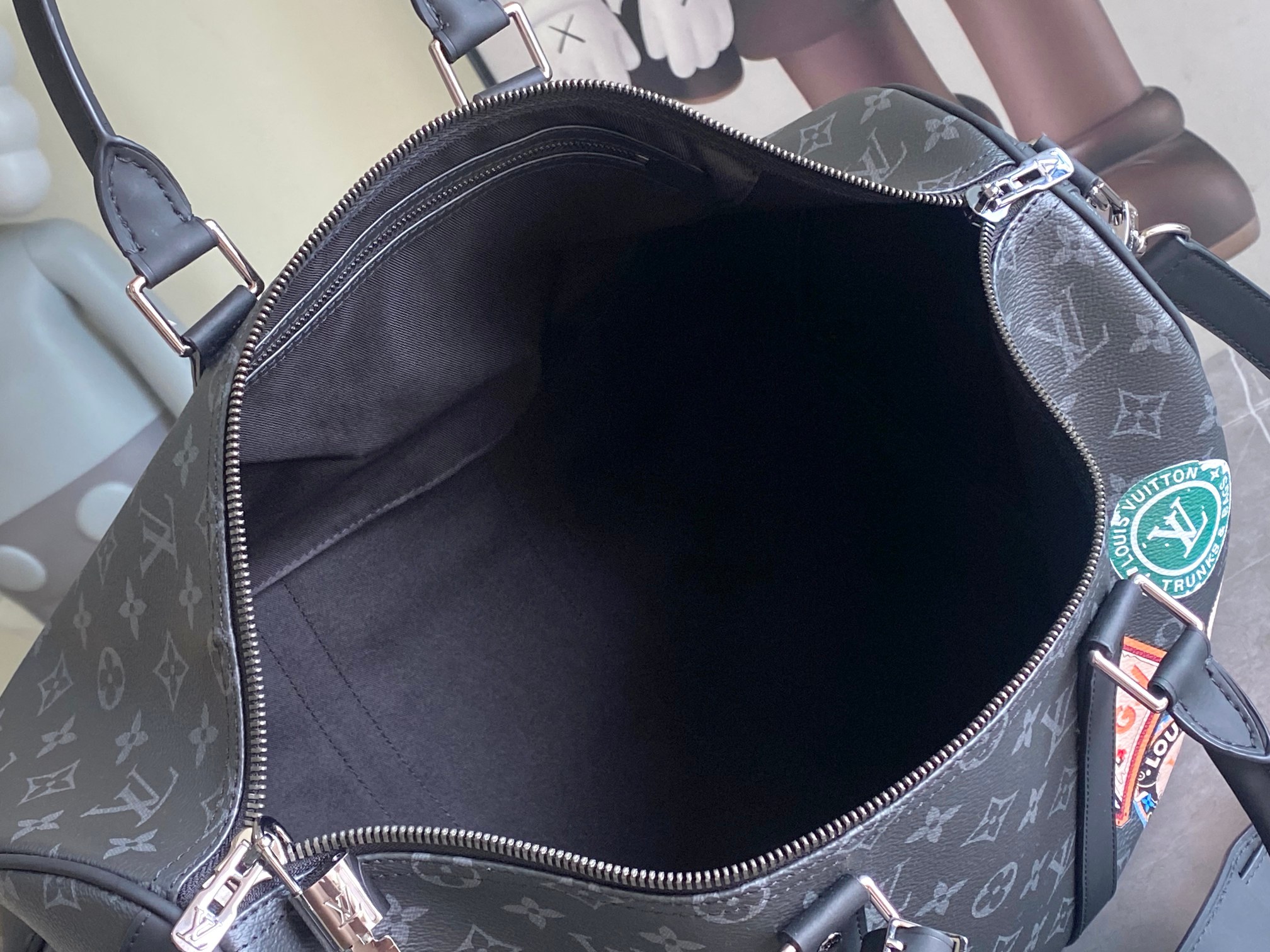 P620 01949 玫红.13808红色本款 Keepall Bandoulière 45 旅行袋为 Monogram Giant 涂层帆布搭配 Monogram Reverse 饰边,致意品牌标志性图案。华美织物内衬结合拉链内袋,可拆卸并调节的皮革肩带和顶部手柄实现多种背携方式。尺寸:45x27x20cm