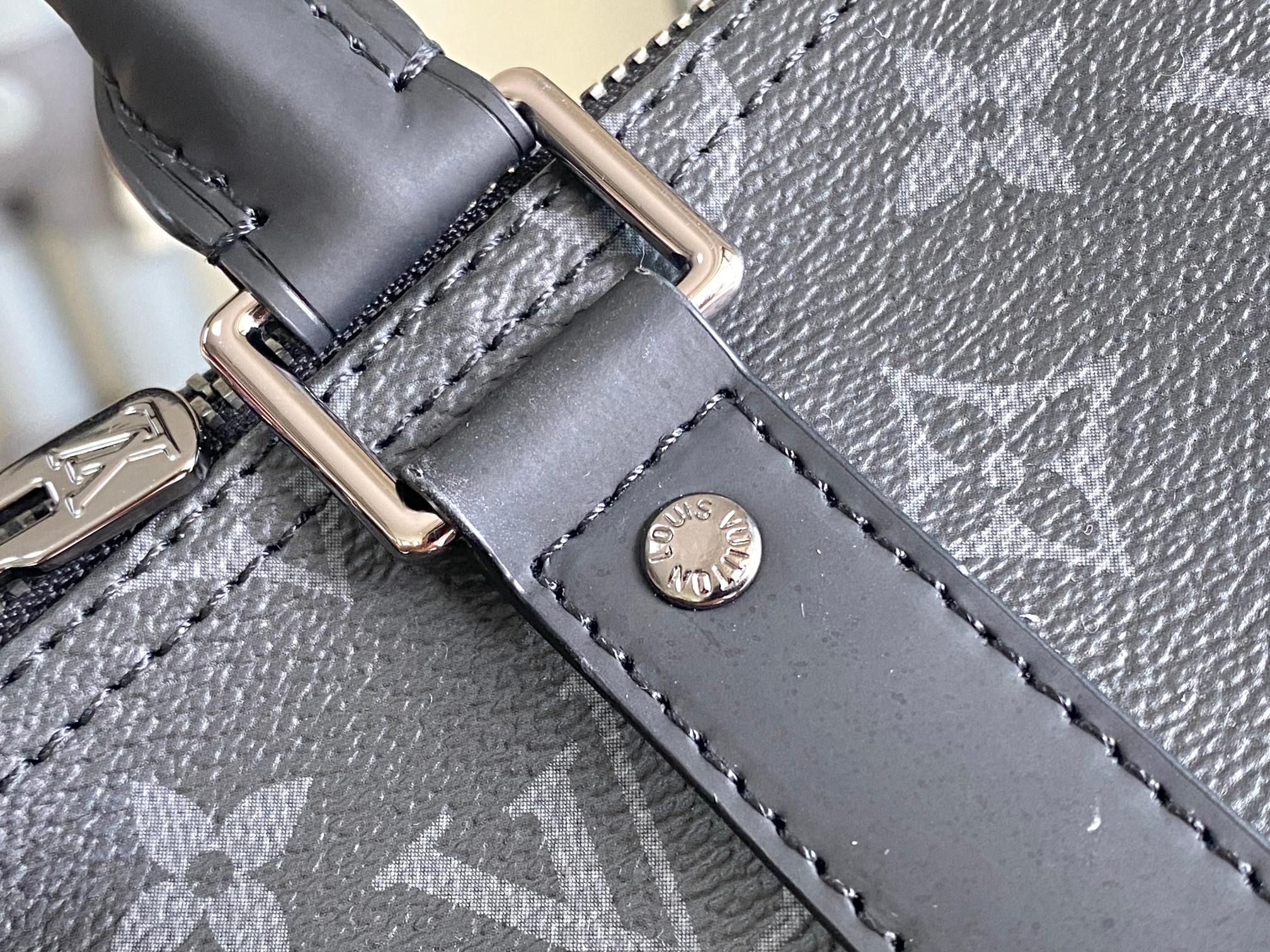 P620 01949 玫红.13808红色本款 Keepall Bandoulière 45 旅行袋为 Monogram Giant 涂层帆布搭配 Monogram Reverse 饰边,致意品牌标志性图案。华美织物内衬结合拉链内袋,可拆卸并调节的皮革肩带和顶部手柄实现多种背携方式。尺寸:45x27x20cm