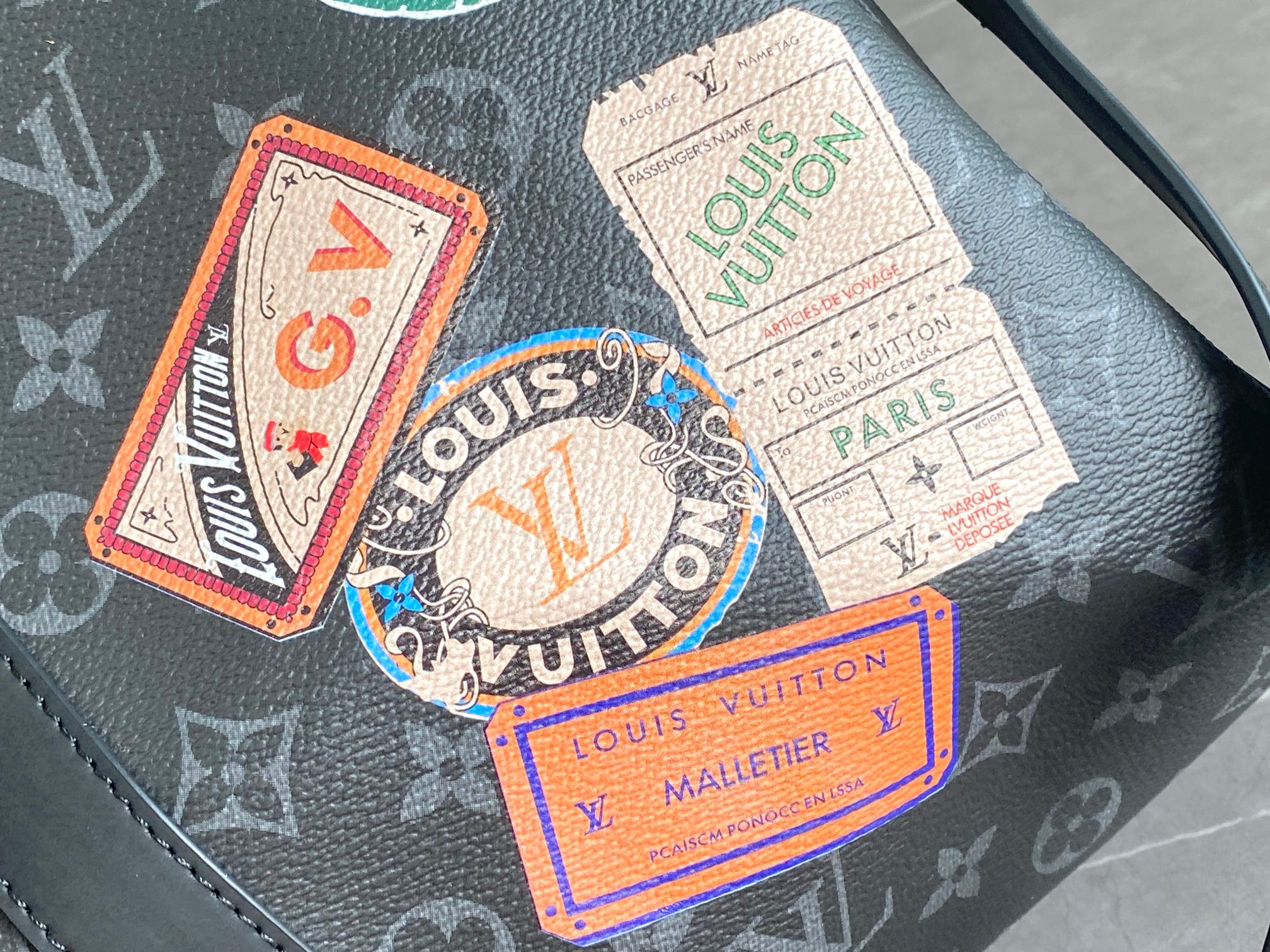 P620 01949 玫红.13808红色本款 Keepall Bandoulière 45 旅行袋为 Monogram Giant 涂层帆布搭配 Monogram Reverse 饰边,致意品牌标志性图案。华美织物内衬结合拉链内袋,可拆卸并调节的皮革肩带和顶部手柄实现多种背携方式。尺寸:45x27x20cm
