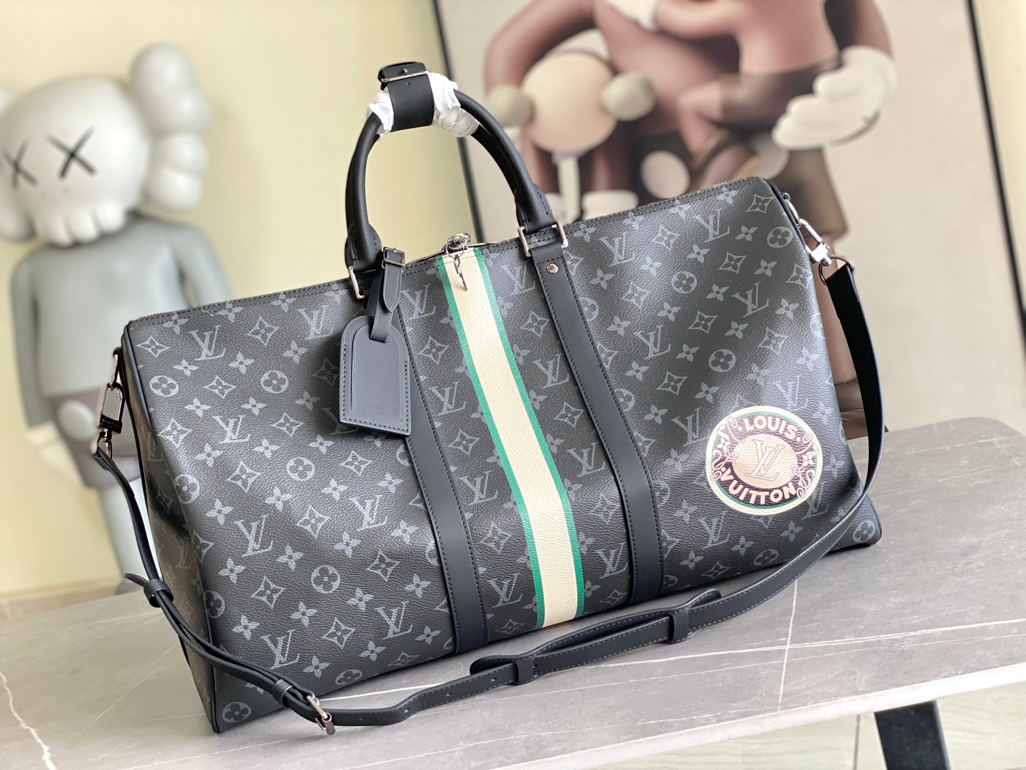 NO:338882,Genuine 01950 Top Original List This Keepall Bandoulière 50 travel bag uses Monogram Macassar canvas, which synchronizes bright tones for side straps, brand names, fabric linings and top leather handles. The boarding luggage size is full of space. 50.0 x 29.0 x 23.0 cm (Length x Height x Width) Monogram Macassar coated canvas Cowhide leather trim Fabric lining Metal parts Body luggage size Double zipper closure Padlock Removable brand Zipper inner bag Shoulder straps removable, adjustable strap half length 36.0 cm Bag half length adjustable to 50.0 cm Handle double handles, genuine LV, louis vuitton, cowhide19860909正品级 01950 顶级原单 本款 Keepall Bandoulière 50 旅行袋选用 Monogram Macassar 帆布,为侧带、名牌、织物内衬和顶部皮革手柄同步渲染鲜亮色调.登机行李尺寸暗藏充裕空间.50.0 x 29.0 x 23.0 厘米 (长 x 高 x 宽) Monogram Macassar 涂层帆布 牛皮革饰边 织物内衬 金属件 随身上机行李尺寸 双拉链开合 挂锁 可拆卸名牌 拉链内袋 肩带可拆卸,可调节 包带半长36.0 厘米 包带半长可调至50.0 厘米 手柄双手柄,正品级LV,louis vuitton,cowhide,Bag