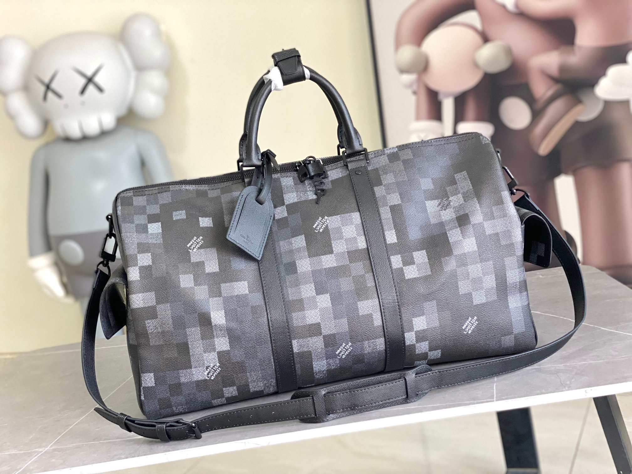NO:341079,Price adjustment 14957 Top original list This Keepall Bandoulière 50 travel bag uses Monogram Macassar canvas, which synchronizes bright tones for side straps, brand, fabric lining and top leather handles. The boarding luggage size is full of space. 50.0 x 29.0 x 23.0 cm (Length x Height x Width) Monogram Macassar coated canvas Cowhide leather trim Fabric lining Metal parts Body luggage size Double zipper closure Padlock Removable brand Zipper inner bag Shoulder straps removable, adjustable strap half length 36.0 cm Bag half length adjustable to 50.0 cm Handle double handle, LV premium version, louis vuitton, cowhide19860909调价 14957 顶级原单 本款 Keepall Bandoulière 50 旅行袋选用 Monogram Macassar 帆布,为侧带、名牌、织物内衬和顶部皮革手柄同步渲染鲜亮色调.登机行李尺寸暗藏充裕空间.50.0 x 29.0 x 23.0 厘米 (长 x 高 x 宽) Monogram Macassar 涂层帆布 牛皮革饰边 织物内衬 金属件 随身上机行李尺寸 双拉链开合 挂锁 可拆卸名牌 拉链内袋 肩带可拆卸,可调节 包带半长36.0 厘米 包带半长可调至50.0 厘米 手柄双手柄,LV特级版本,louis vuitton,cowhide,Bag