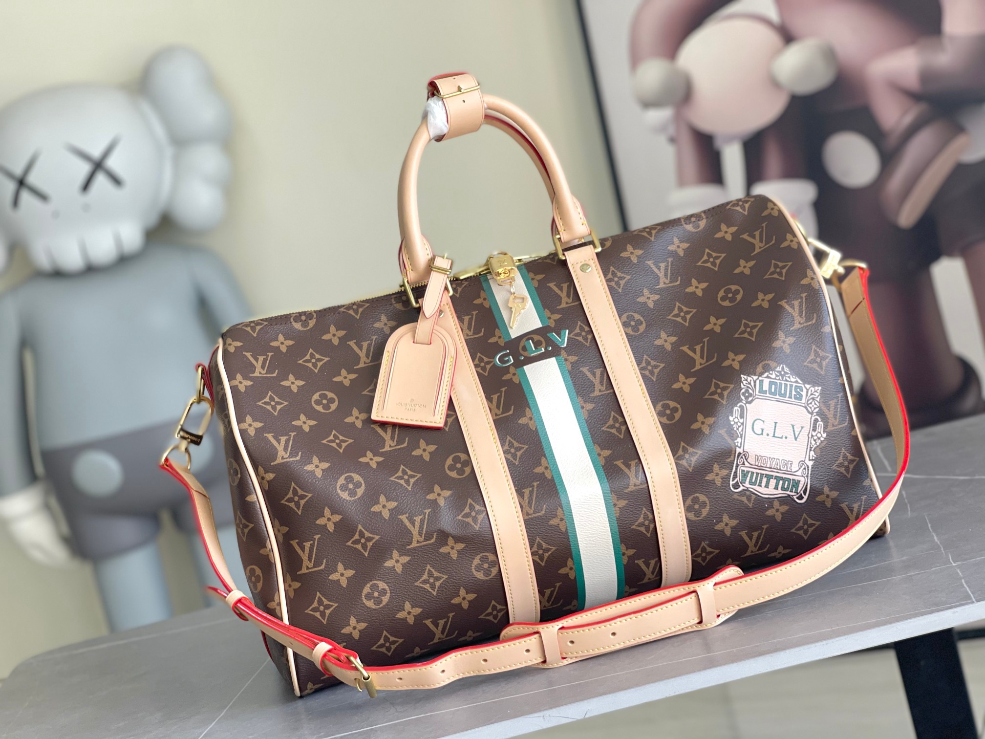 NO:339034,Genuine Grade 4 KEEPALL BANDOULIRE 45 Travel Bag -22 Autumn and Winter Show Revealing Everyday LV Capsule Series Keepall Bandouliere 45 Travel Bag's new charm. Retro Monogram coated canvas depicts Monogram patterns in subtle irregular lines, evoking memory of traditional imprinting craftsmanship. The new louis vuitton! The design of the logo is inspired by the chain store sign elements. Size45 x 27 x 20, Genuine Grade LV, louis vuitton, louis vuitton19860909正品级 4 KEEPALL BANDOULIRE 45 旅行袋 -22 秋冬秀场揭秘 Everyday LV 胶囊系列 Keepall Bandouliere 45 旅行袋的崭新魅力.复古 Monogram 涂层帆布以微妙不规则线条描绘 Monogram 图案,唤起对传统压印工艺的记忆.全新 louis vuitton! 标识的设计灵感源自连锁店招牌元素.size45 x 27 x 20,正品级LV,louis vuitton,louis vuitton,Bag