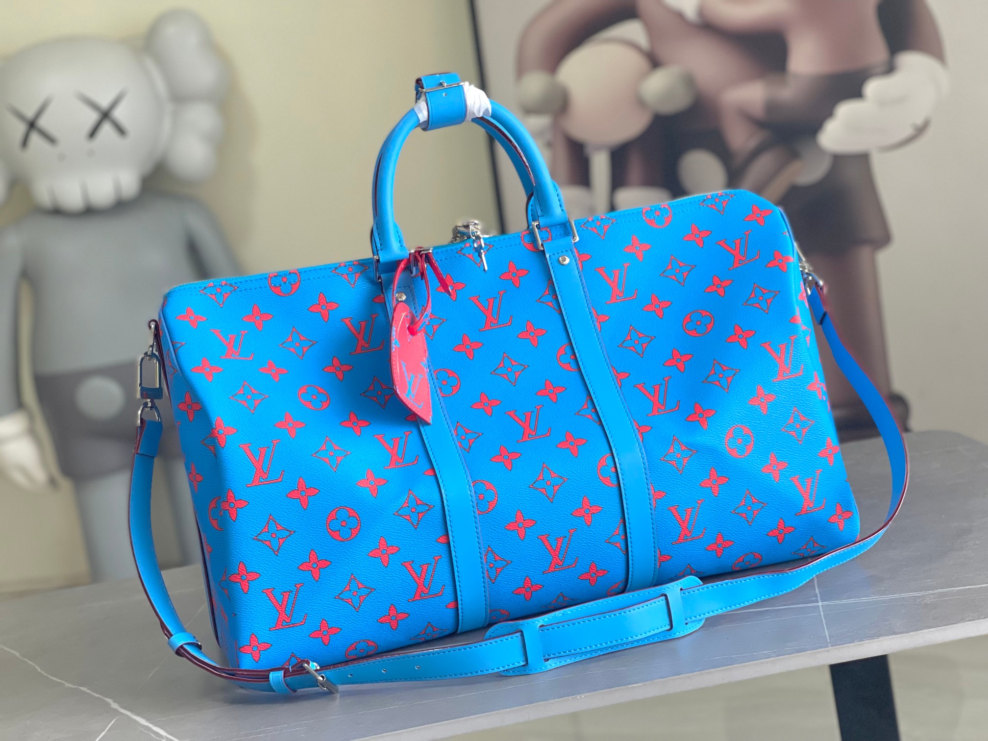 NO:339071,Authentic grade! The M14834 KEEPALL BANDOULIRE 50 blue Monogram Bandana pattern is presented with a unique bleaching effect, bringing an elegant and casual atmosphere to this Keepall Bandoulière 50 soft body travel bag made of soft leather and classic lines. This cabin luggage-sized travel bag is spacious inside and can be loaded with weekend essentials. The travel bag is equipped with leather top handles and removable shoulder straps, which can be carried in various ways. Size50*29*23, genuine LV, louis vuitton19860909正品级 ！M14834 KEEPALL BANDOULIRE 50 藍色Monogram Bandana圖案以獨特的漂染效果呈現,為這款以柔軟皮革及經典線條製作的Keepall Bandoulière 50軟身旅行袋帶來雅緻休閒的氣息.這款機艙行李尺寸的旅行袋內部間隔寬敞,可裝載週末出遊的必需品.旅行袋配有皮革頂端手柄和可拆式肩帶,可作多種方式攜帶.size50*29*23,正品级LV,louis vuitton,Bag