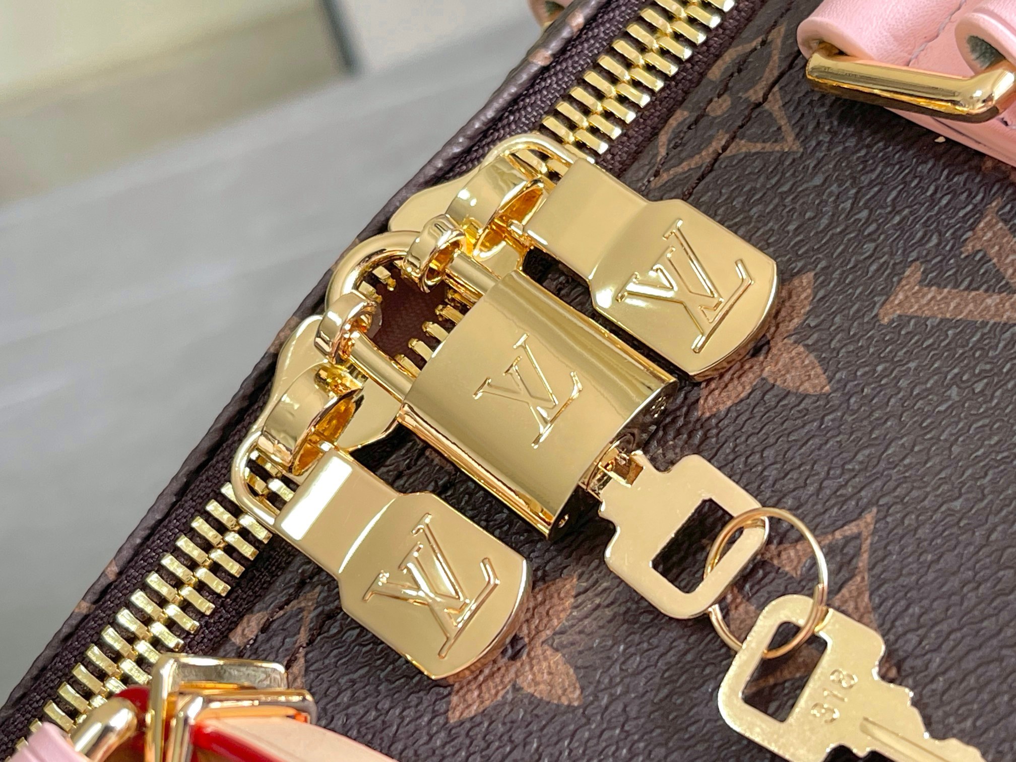 顶级原单N25822 这款Keepall 45 配肩带旅行袋采用柔软的Damier Infini 皮革,