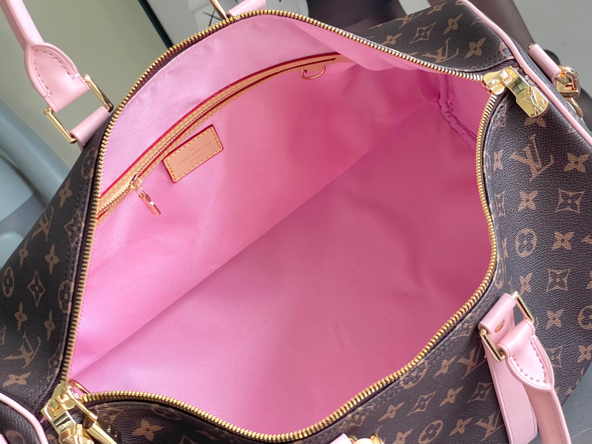 顶级原单N25822 这款Keepall 45 配肩带旅行袋采用柔软的Damier Infini 皮革,