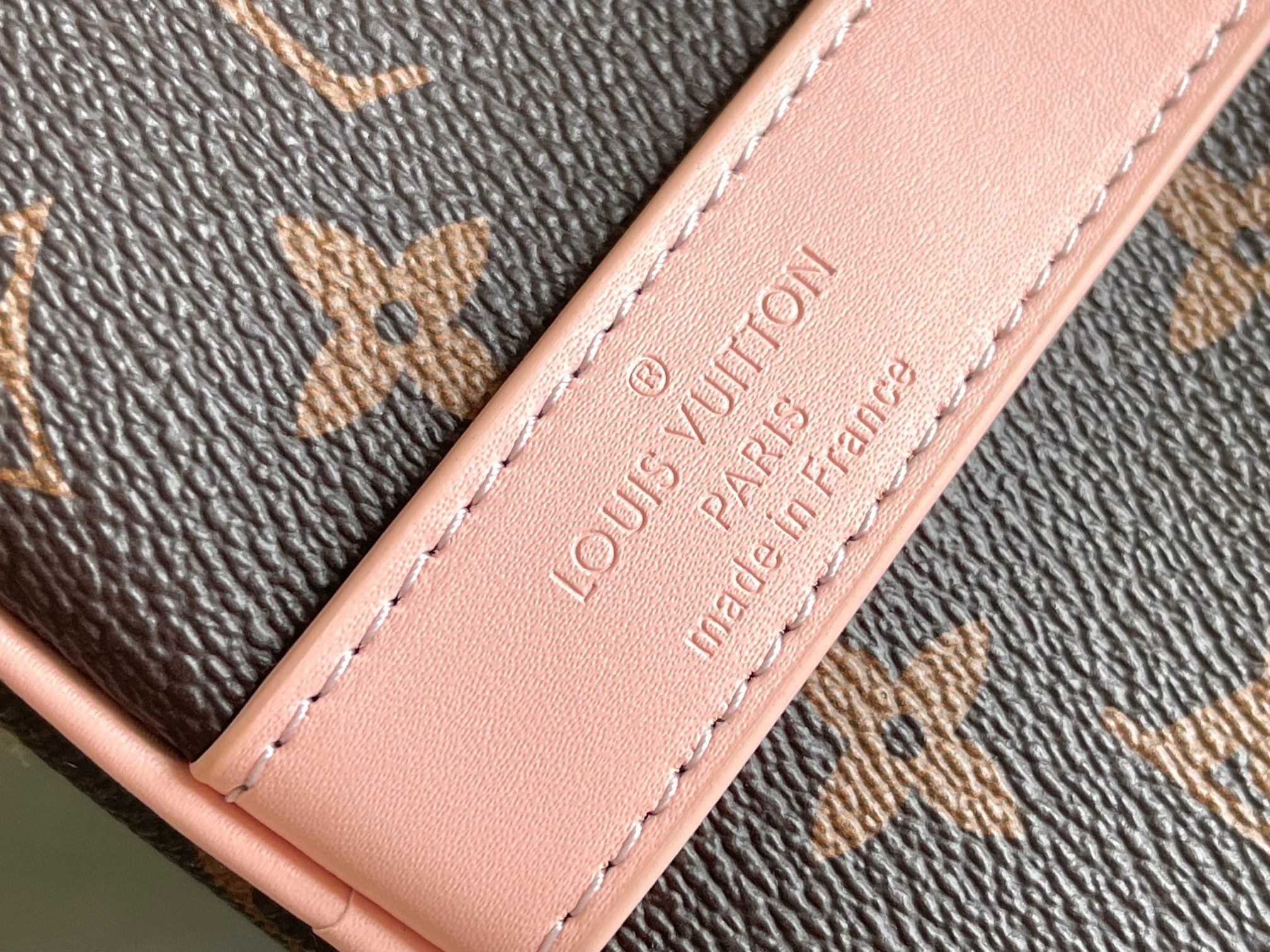 顶级原单N25822 这款Keepall 45 配肩带旅行袋采用柔软的Damier Infini 皮革,