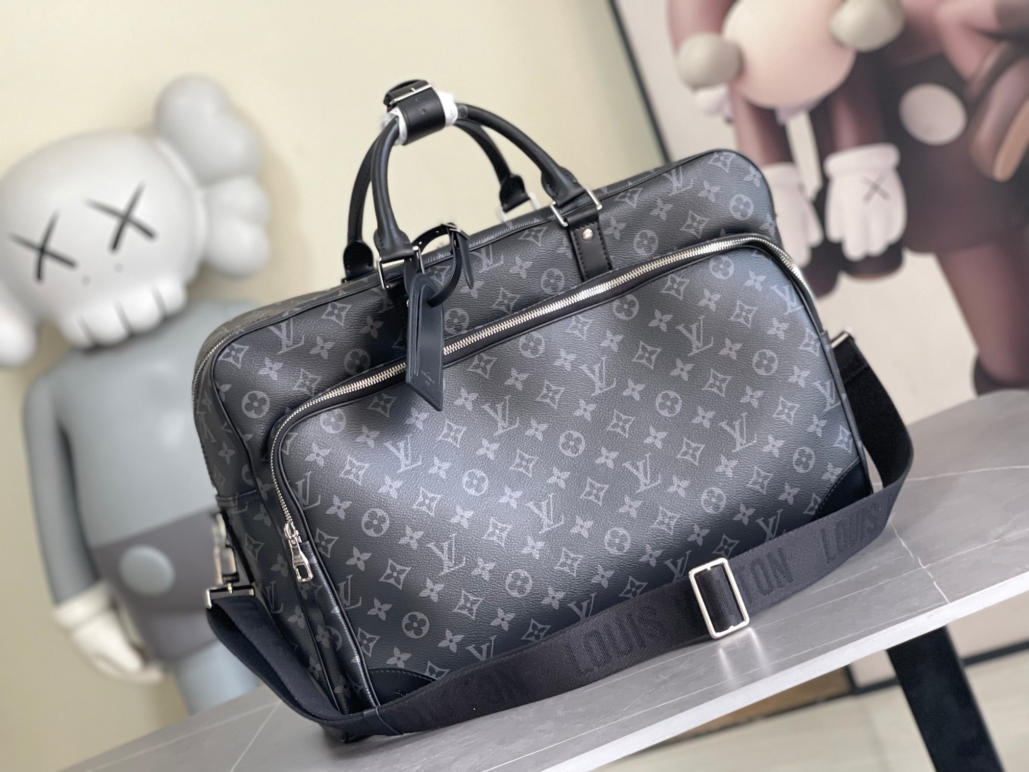 顶级原单 M11512本款 Weekender手袋以Monogram Eclipse帆布塑造合宜尺寸,可