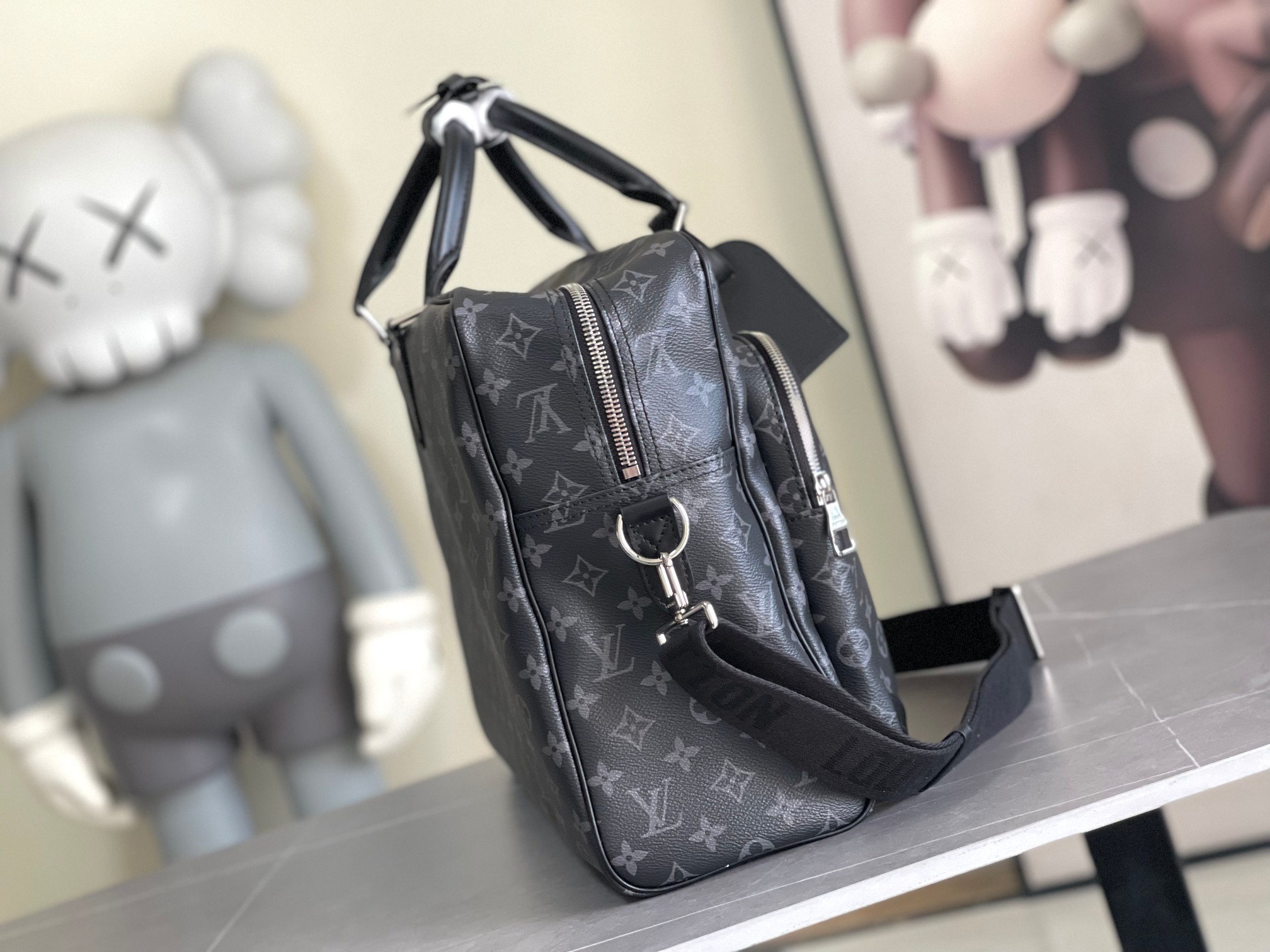 顶级原单 M11512本款 Weekender手袋以Monogram Eclipse帆布塑造合宜尺寸,可