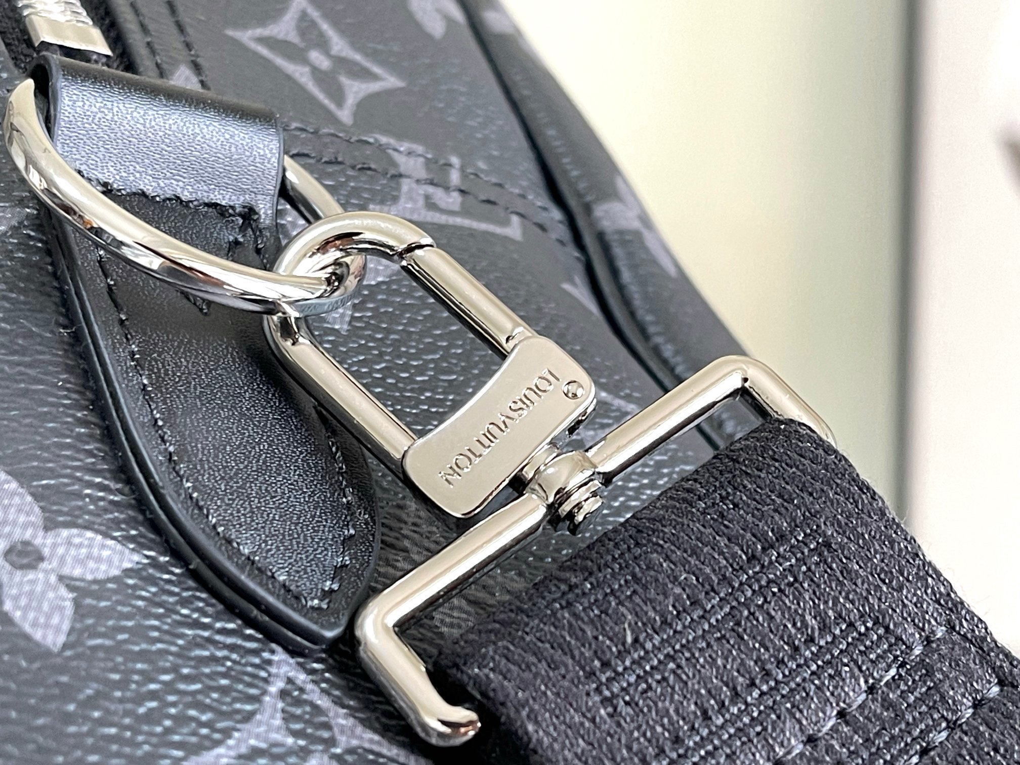 顶级原单 M11512本款 Weekender手袋以Monogram Eclipse帆布塑造合宜尺寸,可