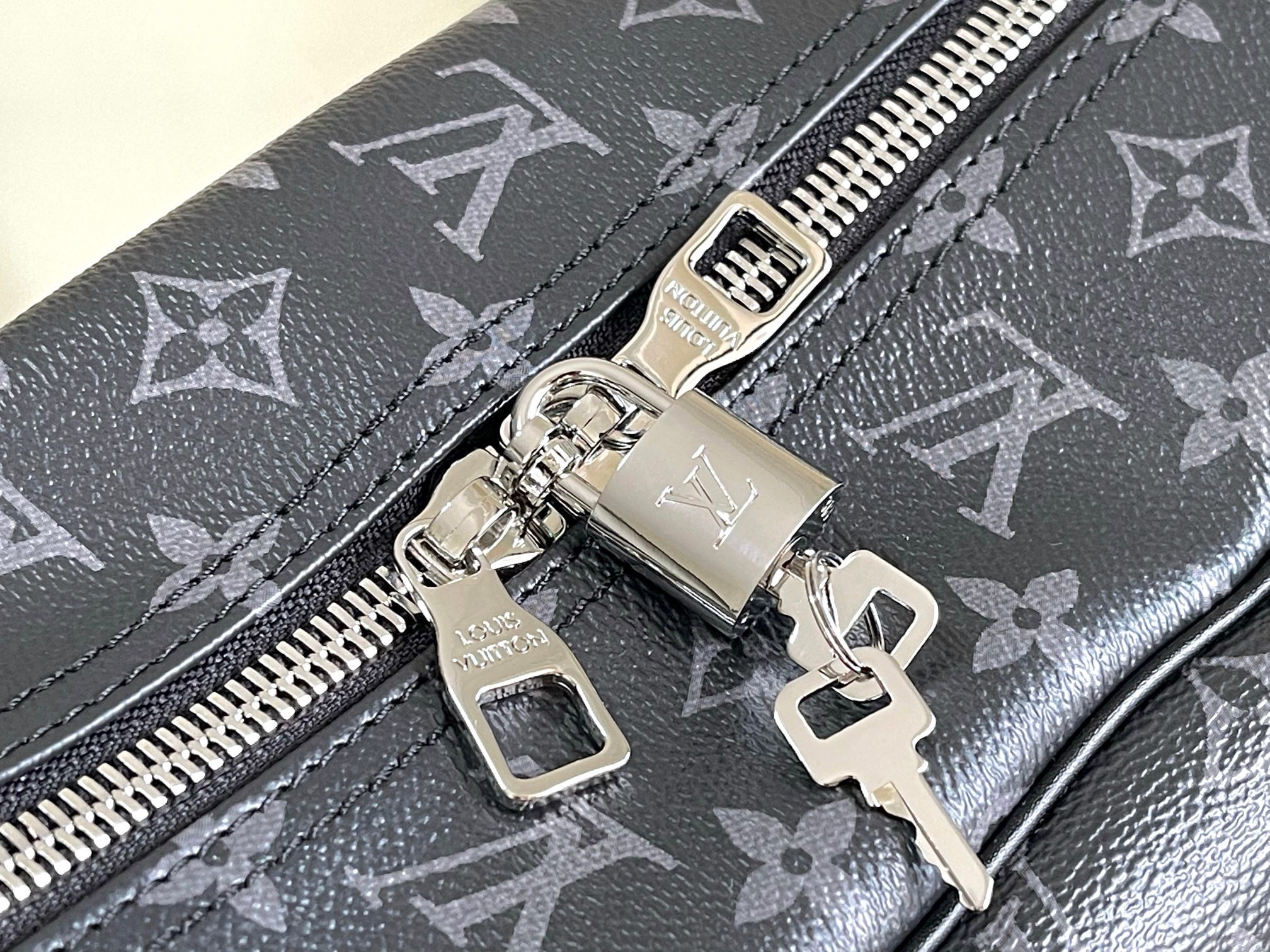 顶级原单 M11512本款 Weekender手袋以Monogram Eclipse帆布塑造合宜尺寸,可