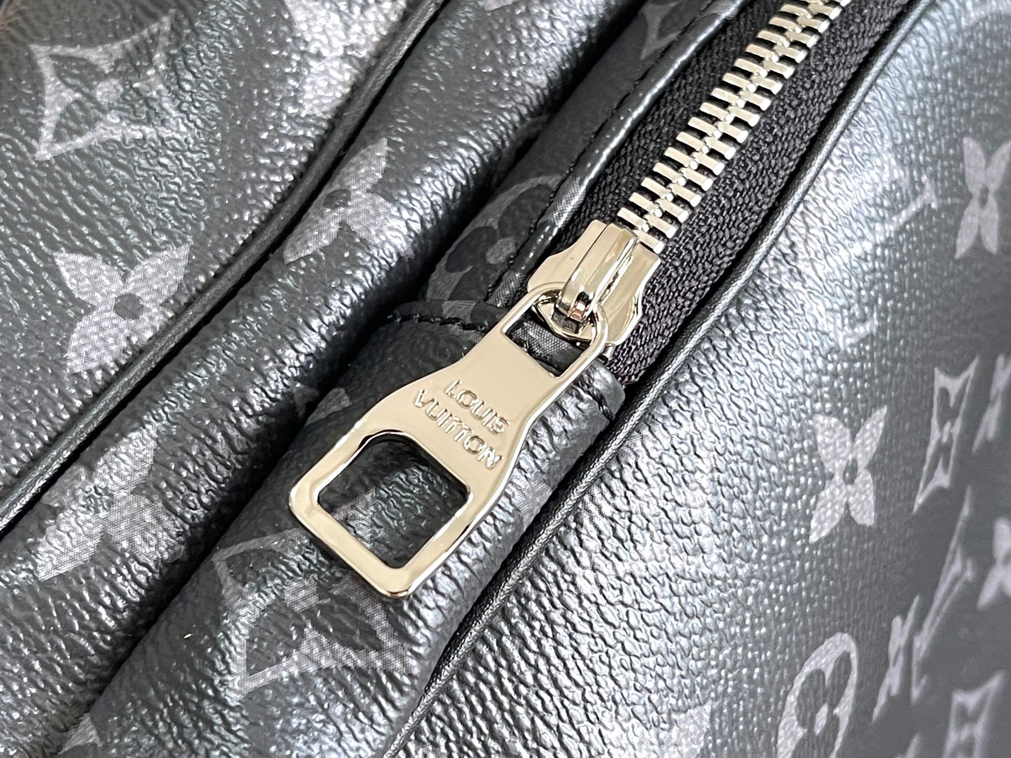 顶级原单 M11512本款 Weekender手袋以Monogram Eclipse帆布塑造合宜尺寸,可