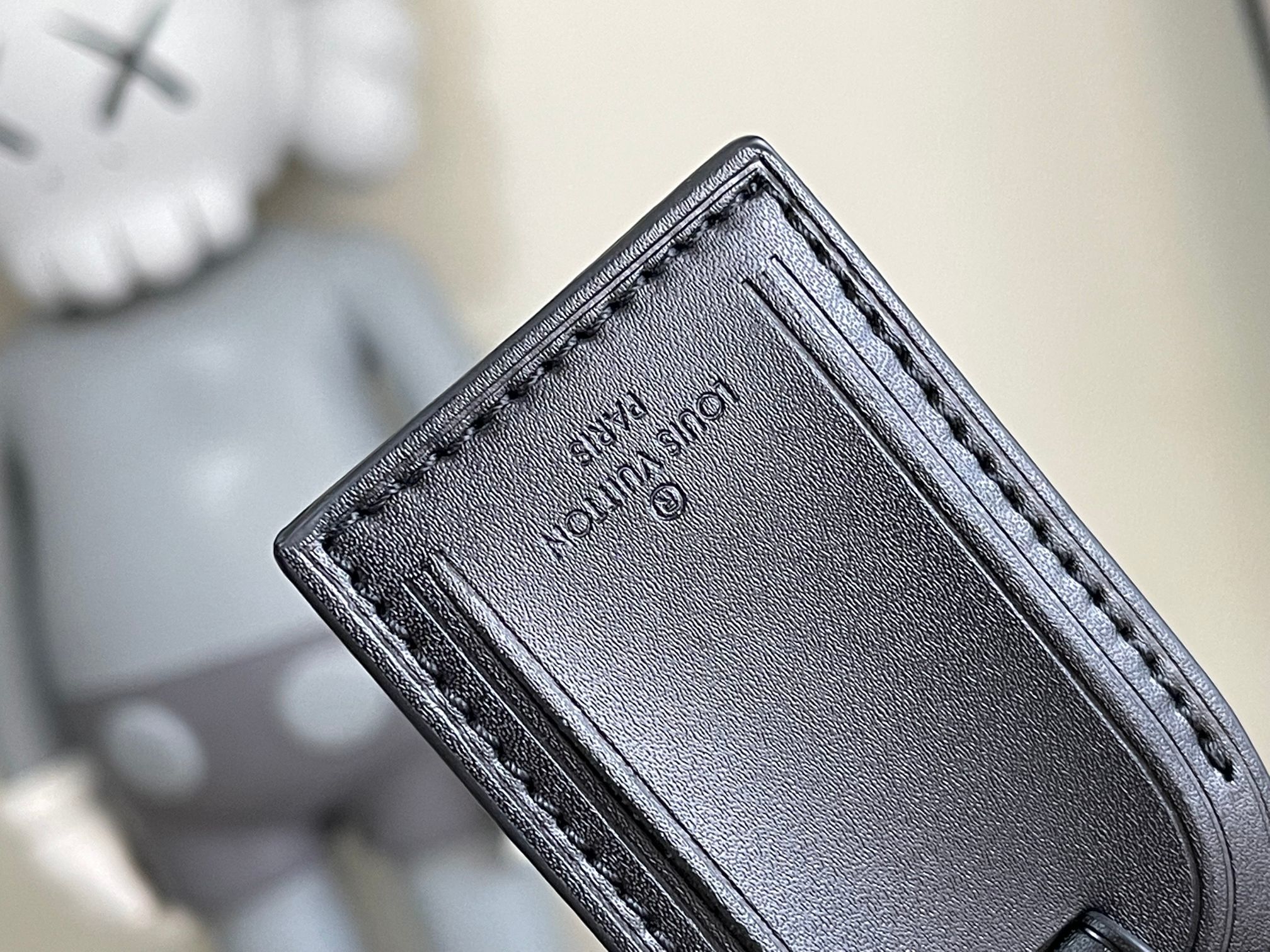 顶级原单 M11512本款 Weekender手袋以Monogram Eclipse帆布塑造合宜尺寸,可