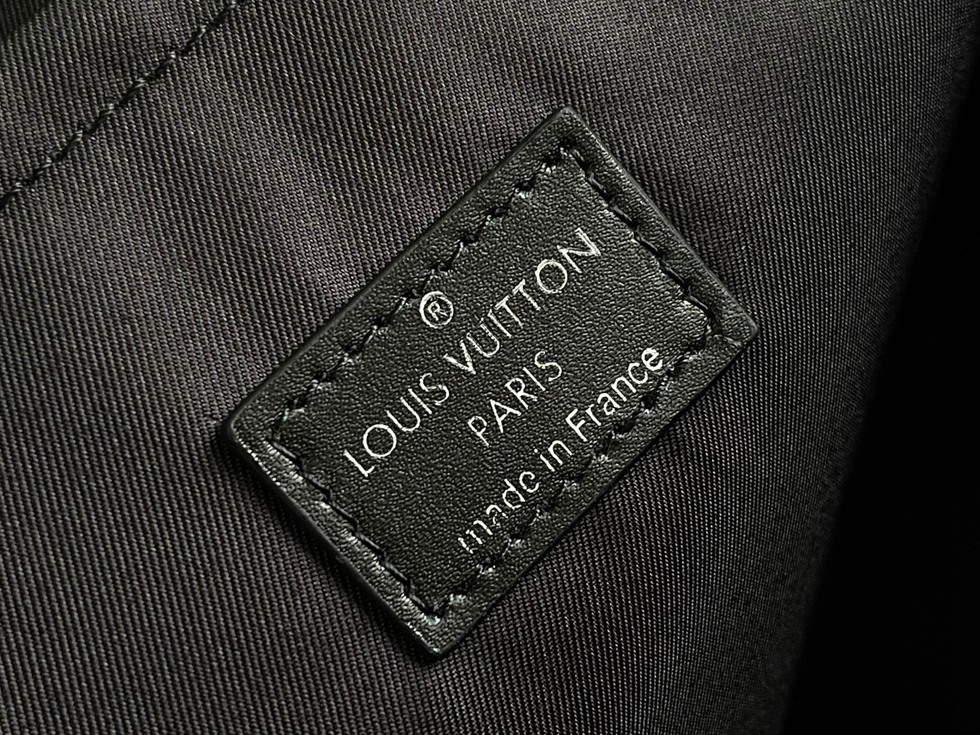 顶级原单 M11512本款 Weekender手袋以Monogram Eclipse帆布塑造合宜尺寸,可