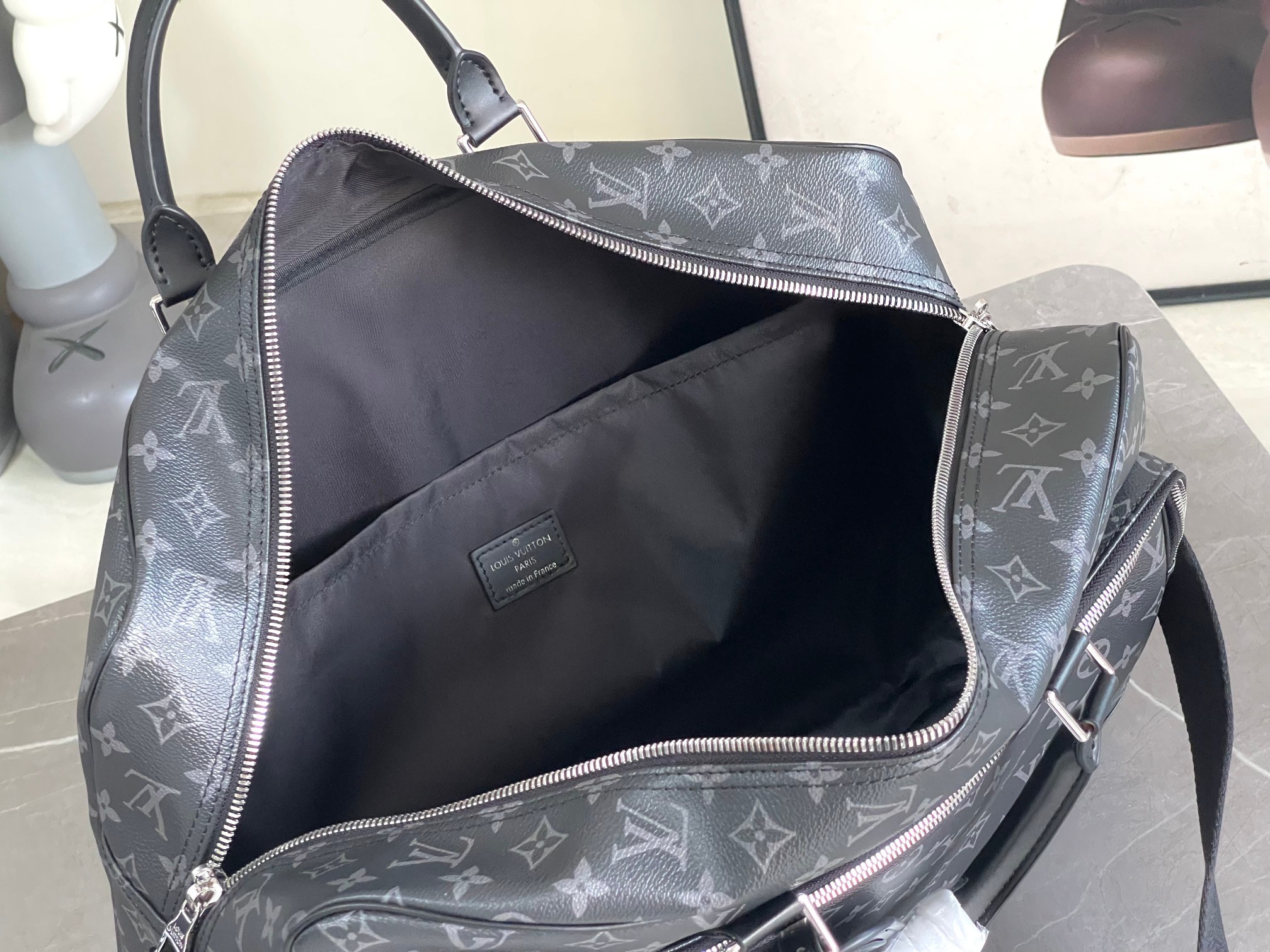 顶级原单 M11512本款 Weekender手袋以Monogram Eclipse帆布塑造合宜尺寸,可