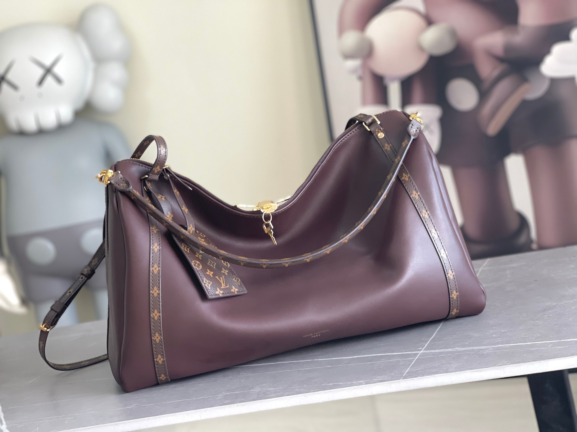 NO:341043,Top-grade original single, variable code chip M26037 coffee M26037 black M26451 matte Express Travel Large handbag injects gentleness into the classic Keepall handbag, highlighting Nicolas Ghesquière's keen insight into the rhythm of urban travel. The fine-grained cowhide body is equipped with Monogram canvas elements, and the soft configuration includes plenty of space, adjustable handles and removable roller-pressed leather handles for flexible carrying. 20 x 27 x 45 cm (height x width x length) cowhide Monogram coated canvas trim Fabric lining Metal pieces Double inner patch pockets Strap is not removable, adjustable strap half length 30.0 cm Strap half length adjustable to 50.0 cm  Single handle, removable, LV special version, louis vuitton, cowhide19860909顶级原单,变码芯片 M26037咖啡 M26037黑色M26451磨砂 Express Travel 大号手袋为经典 Keepall 手袋注入温婉气息,彰显 Nicolas Ghesquière 对都市旅行节奏的敏锐洞察.细粒面牛皮革包身配有 Monogram 帆布元素,柔软构型囊括充裕空间,可调节手柄和可拆卸辊压皮革手柄实现灵活背携. 20 x 27 x 45 厘米 (高 x 宽 x 长度) 牛皮革 Monogram 涂层帆布饰边 织物内衬 金属件 双内贴袋 肩带不可拆卸,可调节 包带半长30.0 厘米 包带半长可调至50.0 厘米 手柄单手柄,可拆卸,LV特级版本,louis vuitton,cowhide,Bag