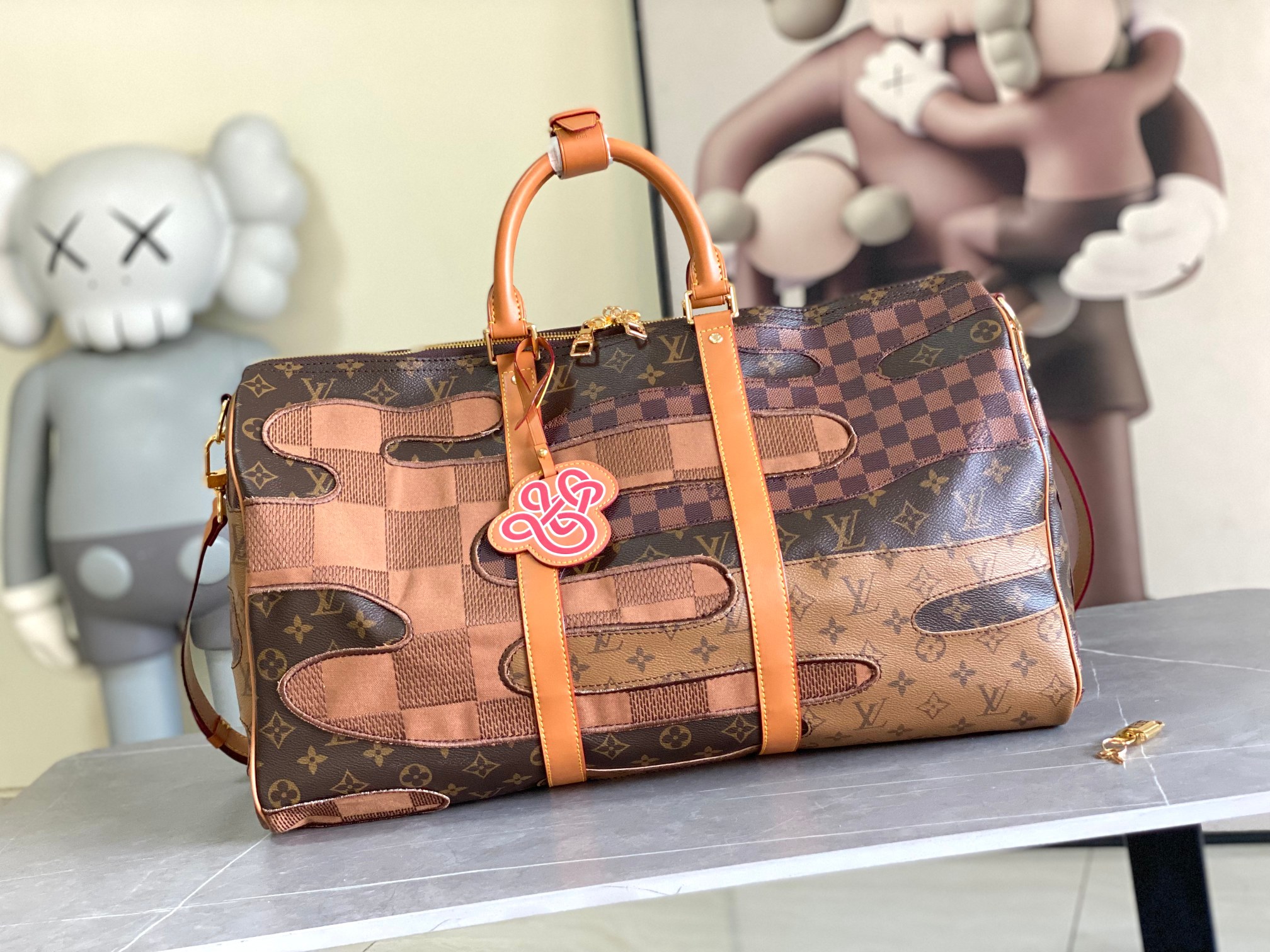 NO:552560,[KEEPALL BANDOULIRE 50 Travel Bag] m26119 Color Block nigo This Keepall Bandoulière 50 travel bag is made of Monogram canvas with Monogram Reverse and Damier canvas patches, making it a modern choice for weekend trips. The distressed cow leather trim adds brand touches, and the gorgeous LV Dynasty decoration releases a lively interest. Size 50 x 23 x 29 cm.  (height x width x length),LV special edition,louis vuitton,versace,cowhide19860909【KEEPALL BANDOULIRE 50 旅行袋】 m26119 拼色 nigo 本款 Keepall Bandoulière 50 旅行袋为 Monogram 帆布融入 Monogram Reverse 和 Damier 帆布贴饰,以错落景致效果成就周末出行的摩登之选.做旧牛皮革饰边增添品牌笔触,绚丽 LV Dynasty 装饰释放灵动意趣. 尺寸50 x 23 x 29 厘米.  (高 x 宽 x 长度),LV特级版本,louis vuitton,versace,cowhide,Bag