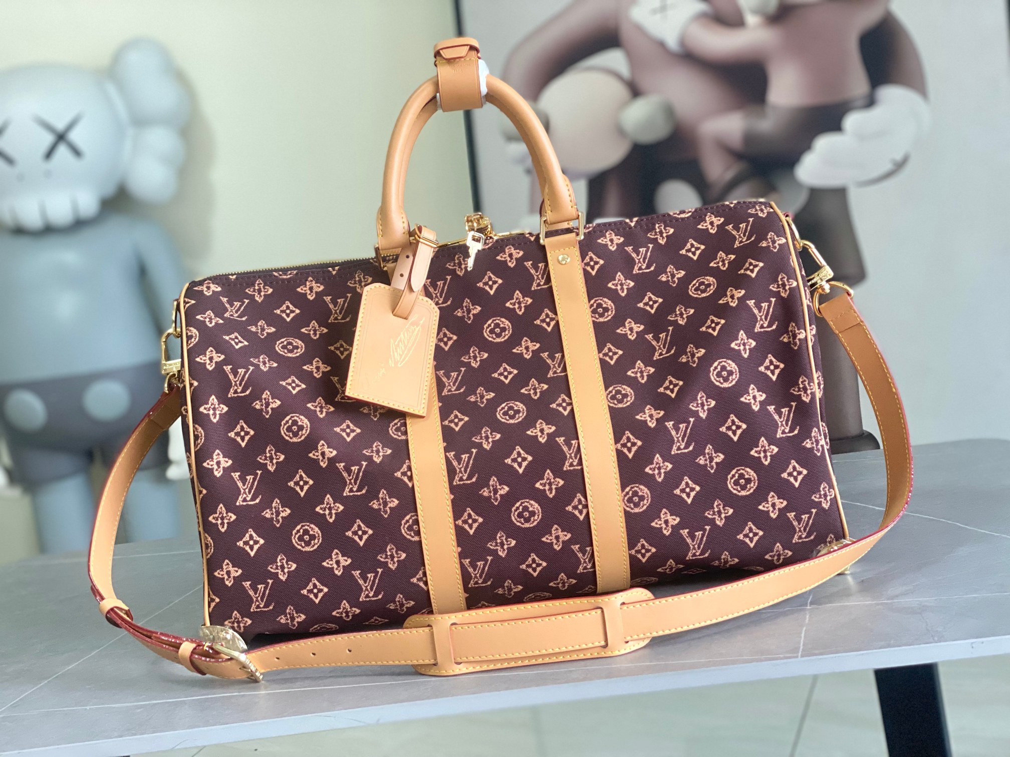 NO:659218,m28339 This Keepall Bandoulière 45 travel bag is made of Monogram Giant coated canvas with Monogram Reverse trim, a nod to the brand's iconic pattern. The luxurious fabric lining is combined with a zippered inner pocket, a detachable and adjustable leather shoulder strap and a top handle to allow for a variety of carrying methods. Size 45x27x20cm, genuine LV, Louis Vuitton, versace19860909m28339 本款 Keepall Bandoulière 45 旅行袋为 Monogram Giant 涂层帆布搭配 Monogram Reverse 饰边,致意品牌标志性图案.华美织物内衬结合拉链内袋,可拆卸并调节的皮革肩带和顶部手柄实现多种背携方式.尺寸45x27x20cm,正品级LV,louis vuitton,versace,Bag