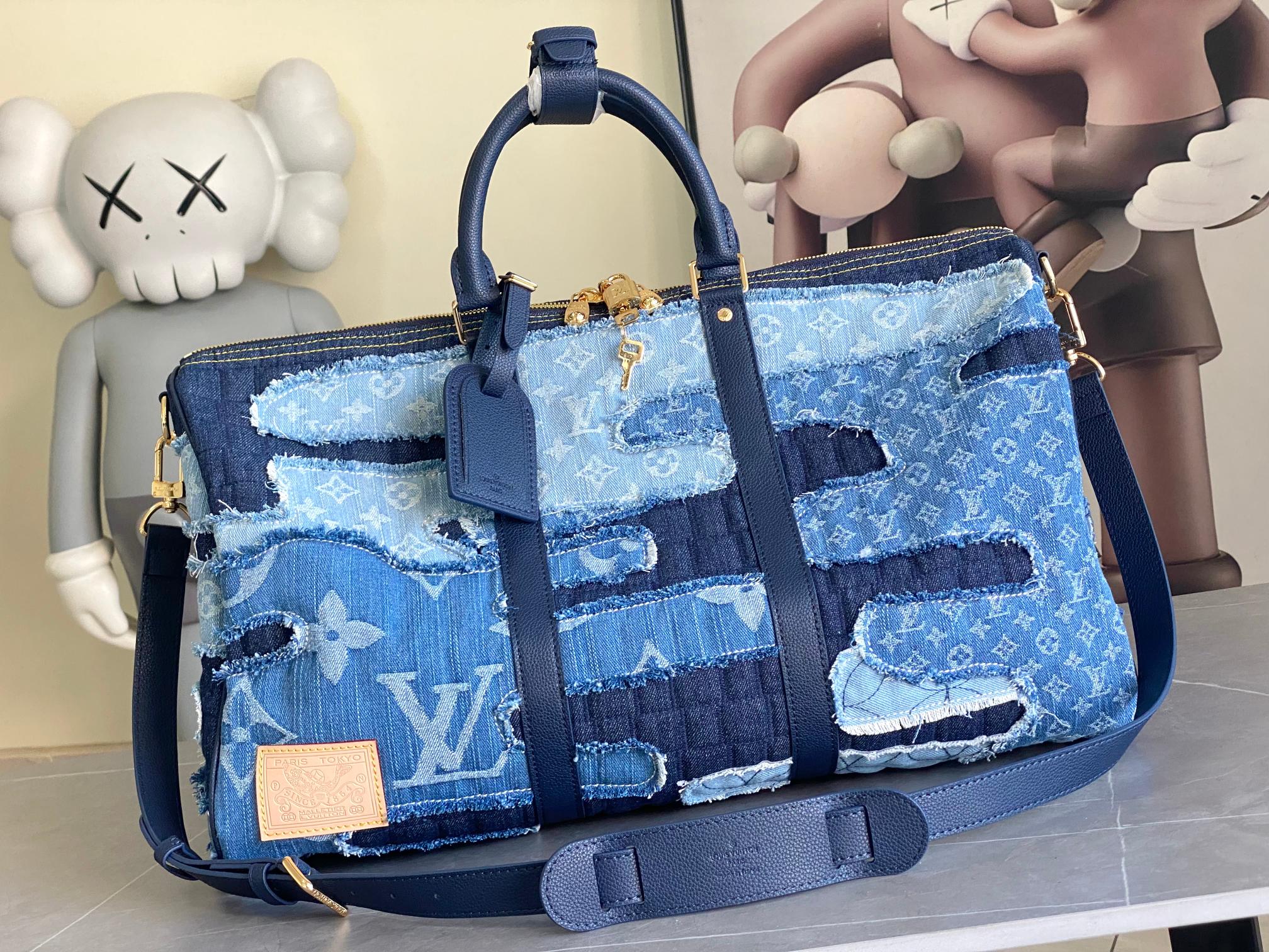 NO:894726,Haiyuan Waidan Dushi Home Photography] Semi-steel 163 chip M26117] This Keepall Bandoulière 50 travel bag is a Damier denim bag with Monogram denim patches, with sand-washed brushstrokes to pay tribute to the Japanese Boro patchwork craftsmanship. The carp pattern leather patch interprets Japanese meaning, and the cotton striped lining highlights the ingenious details. 29 x 23 x 50 cm (height x width x  length), genuine LV, louis vuitton19860909海原外单 独实家拍】半钢163芯片 M26117】本款 Keepall Bandoulière 50 旅行袋为 Damier 丹宁布包身融入 Monogram 丹宁布贴饰,以砂洗笔触致意日本 Boro 拼布工艺.鲤鱼图案皮革贴饰诠释日式意蕴,棉质条纹内衬彰显匠心细节.29 x 23 x 50 厘米 (高 x 宽 x 长度),正品级LV,louis vuitton,Bag