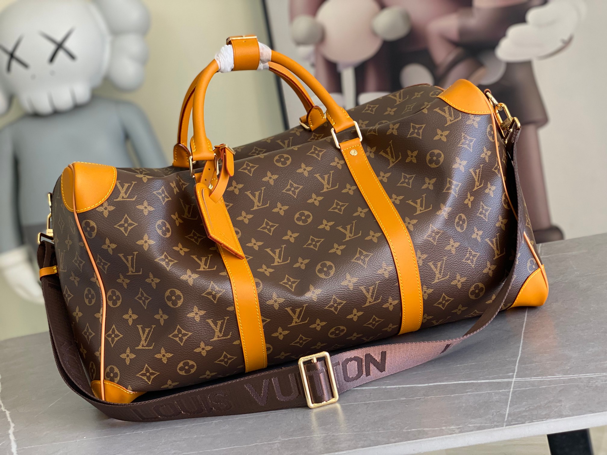 NO:894727,M2A572 Yellow M41416 Square Bag This classic Keepall Bandoulière 50 travel bag is made of Monogram Macassar canvas, with eye-catching accents embellished with side leather straps and top handle fasteners. Removable, adjustable shoulder straps and rolled leather top handle ensure comfortable carrying. Suitable for short trips. 50.0 x 29.0 x 23.0 cm (L x H x  wide), genuine LV, louis vuitton19860909M2A572 黄色M41416四方包 本款经典 Keepall Bandoulière 50 旅行袋由 Monogram Macassar 帆布制成,亮眼的调点缀侧边皮革带与顶部手柄扣件.可脱卸、可调节肩带与轧制革顶部手柄确保舒适背携.适宜短途旅行.50.0 x 29.0 x 23.0 厘米 (长 x 高 x 宽),正品级LV,louis vuitton,Bag