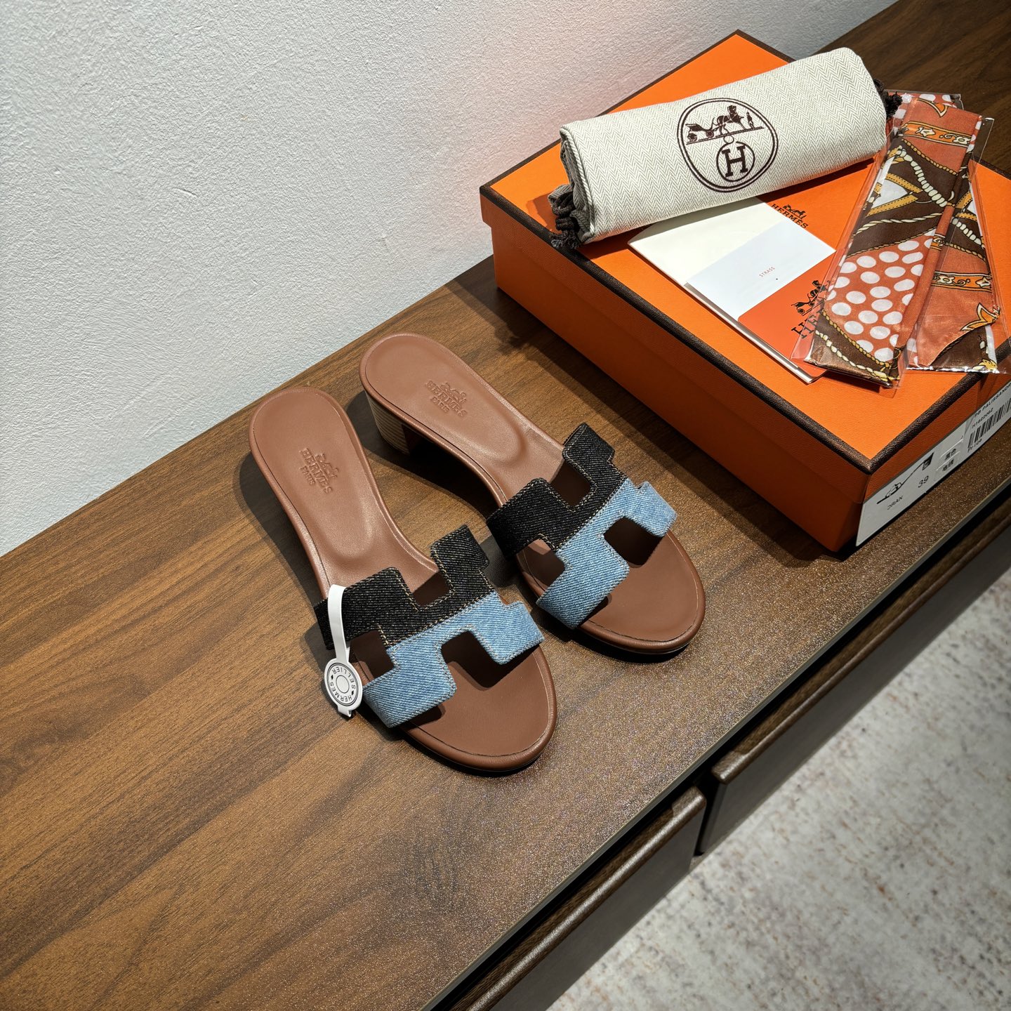 NO:415354,The official website is released simultaneously, and the official website is given a random matching scarf. The latest color system of the brand HERMES official website No. H01-21108 Heel height 4.5CM Color denim blue black gold brown footbed size 35-40 full size (34 41 42 customized, no return or replacement) Upper material Sole material zero crack genuine leather mid-sole fully dyed HERMES Oran sandals, representative works of history, eternal classic H sandals, both at home and travel, this shoe is the finishing touch of your wardrobe, with super high appearance on the feet, slippers, hermes, sandals, slippers19860909官网同步上新 赠送随机搭配丝巾 品牌HERMES官网最新色系 编号H01-21108 跟高4.5CM 颜色牛仔蓝黑色金棕垫脚 码数35-40全码(34 41 42定做不退不换) 鞋面材质 鞋底材质零裂缝真皮中大底全透染 HERMES Oran凉鞋,有历史代表作品,永恒经典款H凉拖,居家出行两不误,此鞋款是您衣柜的点睛之笔,上脚颜值超高,拖鞋,hermes,sandals,slippers,Women's Shoes