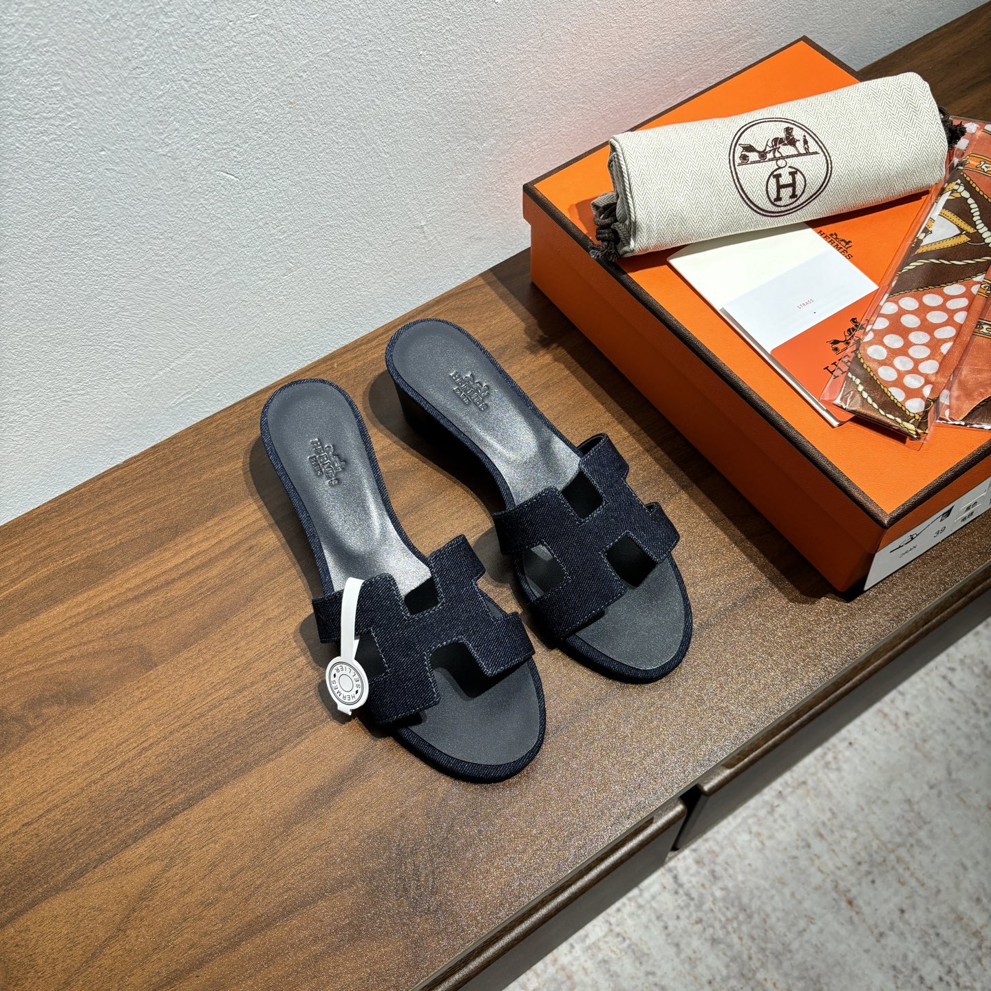 NO:415394,The official website is released simultaneously, and the official website is given a random matching scarf. The latest color system of the brand HERMES official website No. H01-21108 Heel height 4.5CM color navy blue. The number of 35-40 is full size (34 41 42 customized, no return or replacement) Upper material Sole material is zero crack genuine leather mid-sole fully dyed. HERMES Oran sandals, representative works of history, eternal classic H sandals, both at home and travel, this shoe is the finishing touch of your wardrobe, with super high appearance on the feet, slippers, hermes, sandals, slippers19860909官网同步上新 赠送随机搭配丝巾 品牌HERMES官网最新色系 编号H01-21108 跟高4.5CM 颜色藏蓝色 码数35-40全码(34 41 42定做不退不换) 鞋面材质 鞋底材质零裂缝真皮中大底全透染 HERMES Oran凉鞋,有历史代表作品,永恒经典款H凉拖,居家出行两不误,此鞋款是您衣柜的点睛之笔,上脚颜值超高,拖鞋,hermes,sandals,slippers,Women's Shoes