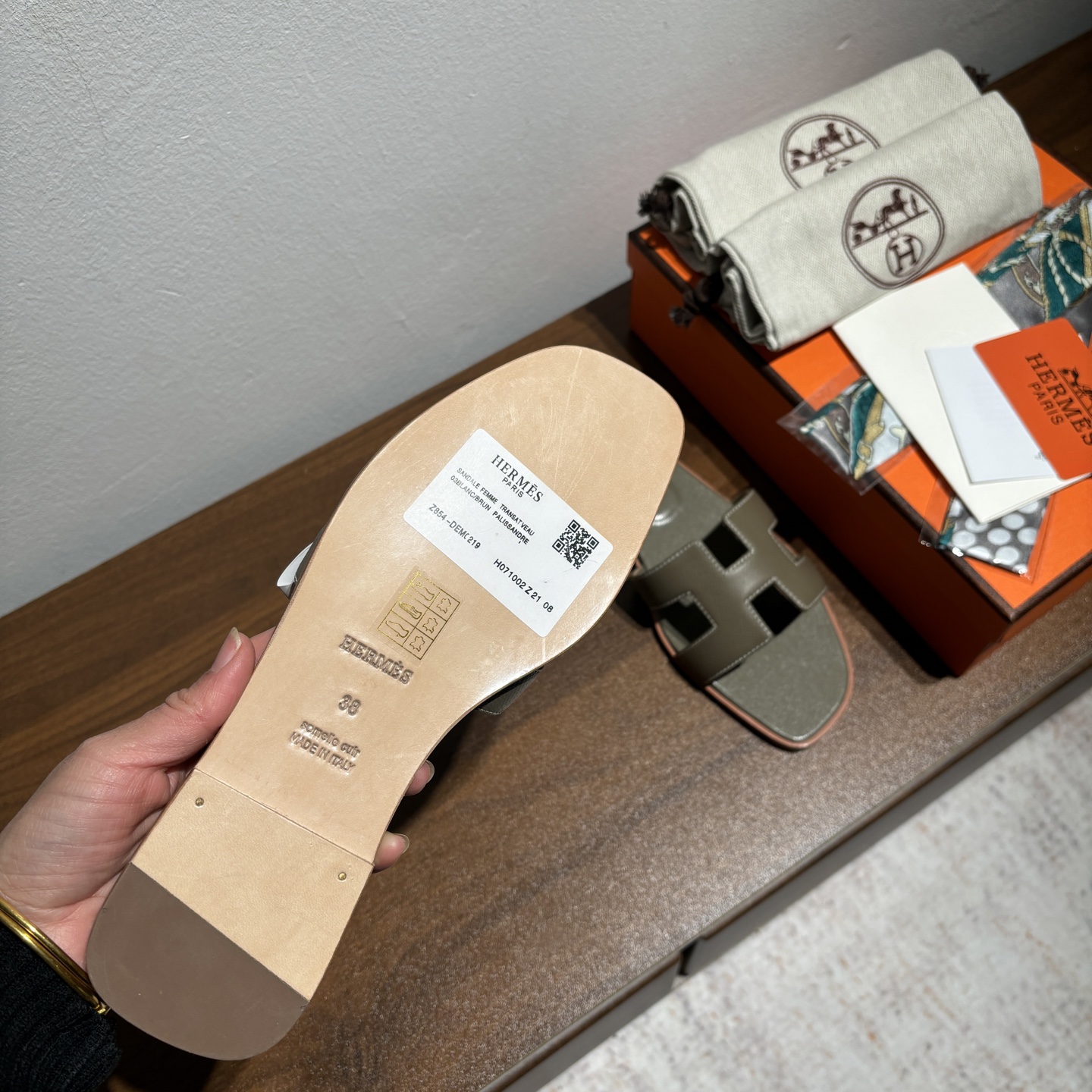 Hermès Oran Sandal: Epsom Leather H-Slide, Iconic Style, Ultimate Comfort 8 i1742473597618 7891 0 6
