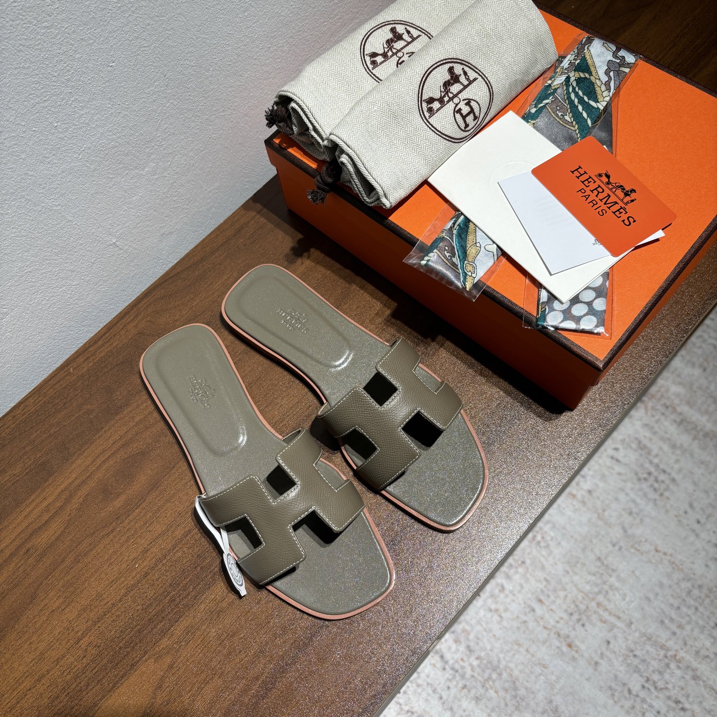 Hermès Oran Sandal: Epsom Leather H-Slide, Iconic Style, Ultimate Comfort 1 Hermès Oran Sandal: Epsom Leather H-Slide, Iconic Style, Ultimate Comfort