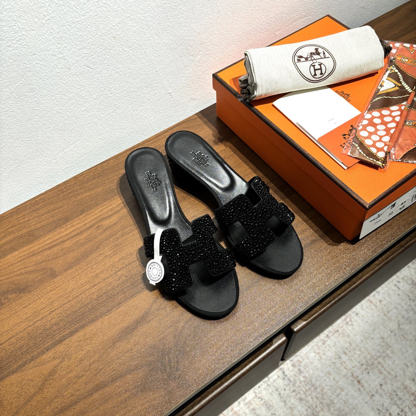 NO:415405,The official website is released simultaneously, and the random matching scarf is given. Brand HERMES official website latest diamond craft No. H01-211021 Color Star full of diamonds, heel height 4.5cm, size 35-40 full size (34 41 42 customized, no return or replacement) upper material deer antler leather sole material zero crack genuine leather mid-sole fully dyed HERMES Oran sandals, representative works of history, eternal classic H sandals, both at home and travel, this shoe is the finishing touch of your wardrobe, with super high appearance on the feet, slippers, hermes, sandals, slippers19860909官网同步上新 赠送随机搭配丝巾 品牌HERMES官网最新烫钻工艺 编号H01-211021 颜色满天星满钻 跟高4.5cm 码数35-40全码(34 41 42定做不退不换) 鞋面材质鹿茸皮 鞋底材质零裂缝真皮中大底全透染 HERMES Oran凉鞋,有历史代表作品,永恒经典款H凉拖,居家出行两不误,此鞋款是您衣柜的点睛之笔,上脚颜值超高,拖鞋,hermes,sandals,slippers,Women's Shoes