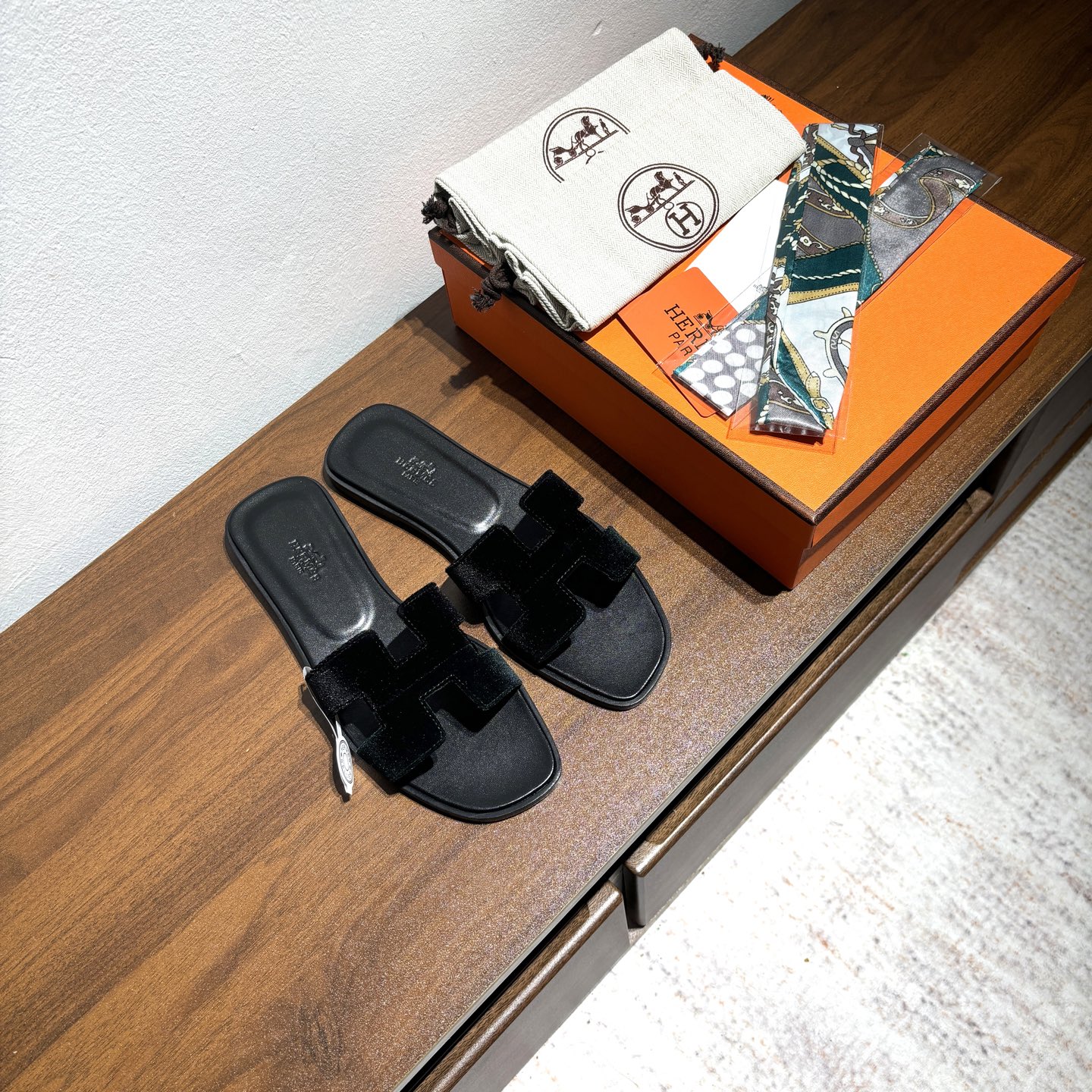 NO:415414,Free random matching scarf Brand HERMES official website latest suede No. H01-001 Color green and black Size 35-40 Full size (34 41 42 Customized without return or replacement) Upper material suede car side craft Sole material zero crack genuine leather mid-to-sole fully dyed Full set of matching induction chips HERMES Oran sandals, historically representative works, eternal classic H sandals, both at home and travel, this shoe is the finishing touch of your wardrobe, with super high appearance on the feet, slippers, hermes, sandals, slippers19860909赠送随机搭配丝巾 品牌HERMES官网最新绒面 编号H01-001 颜色绿色黑色 码数35-40全码(34 41 42定做不退不换) 鞋面材质绒面车边工艺 鞋底材质零裂缝真皮中大底全透染 配套可感应芯片全套包装 HERMES Oran凉鞋,有历史代表作品,永恒经典款H凉拖,居家出行两不误,此鞋款是您衣柜的点睛之笔,上脚颜值超高,拖鞋,hermes,sandals,slippers,Women's Shoes