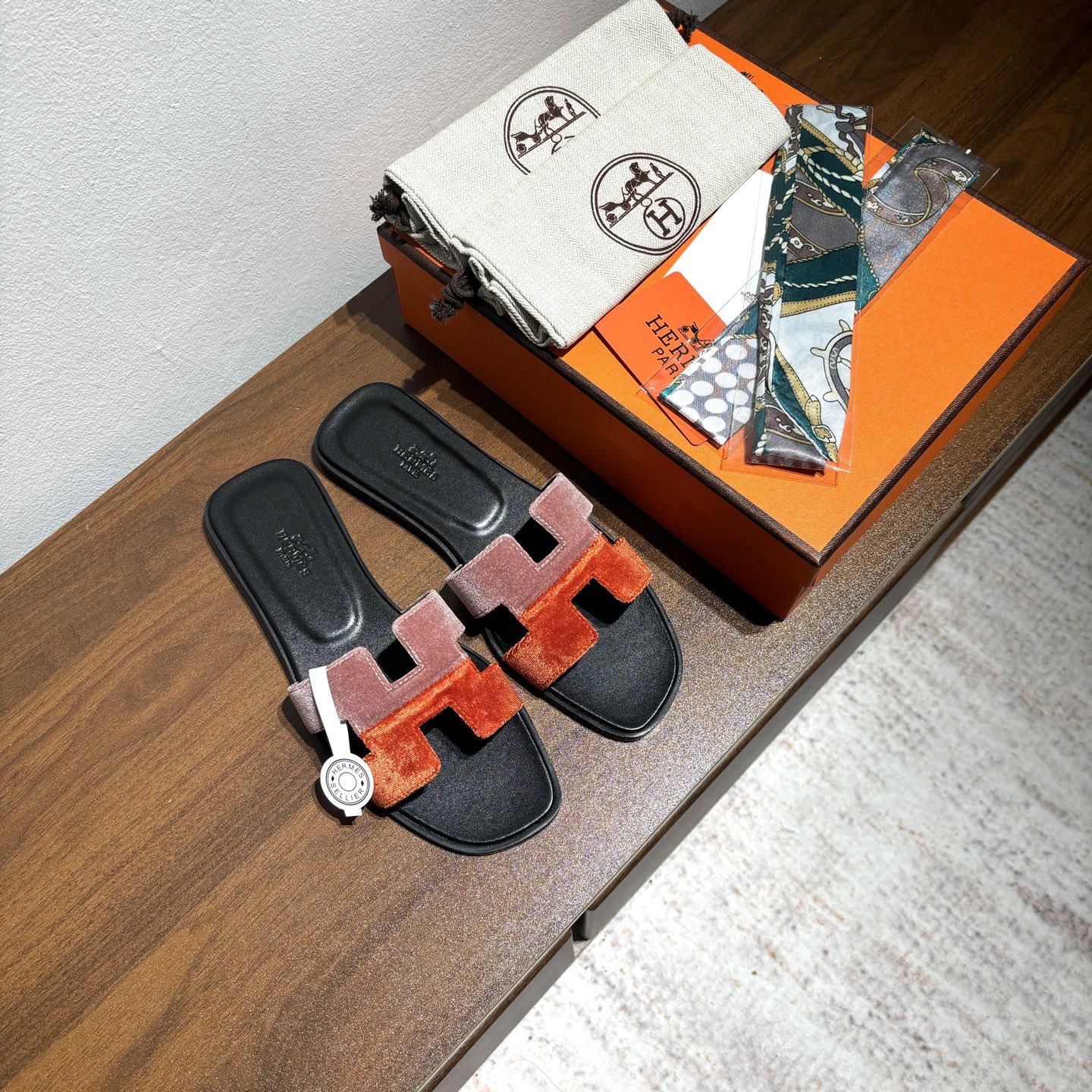 NO:415352,Free random matching scarf Brand HERMES official website latest suede No. H01-001 Color orange light pink Size 35-40 Full size (34 41 42 Custom made without return or replacement) Upper material suede car side craft Sole material zero crack genuine leather mid-to-sole fully dyed Full set of matching induction chips HERMES Oran sandals, historically representative works, eternal classic H sandals, both at home and travel, this shoe is the finishing touch of your wardrobe, with super high appearance on the feet, slippers, hermes, sandals, slippers19860909赠送随机搭配丝巾 品牌HERMES官网最新绒面 编号H01-001 颜色桔色淡粉 码数35-40全码(34 41 42定做不退不换) 鞋面材质绒面车边工艺 鞋底材质零裂缝真皮中大底全透染 配套可感应芯片全套包装 HERMES Oran凉鞋,有历史代表作品,永恒经典款H凉拖,居家出行两不误,此鞋款是您衣柜的点睛之笔,上脚颜值超高,拖鞋,hermes,sandals,slippers,Women's Shoes