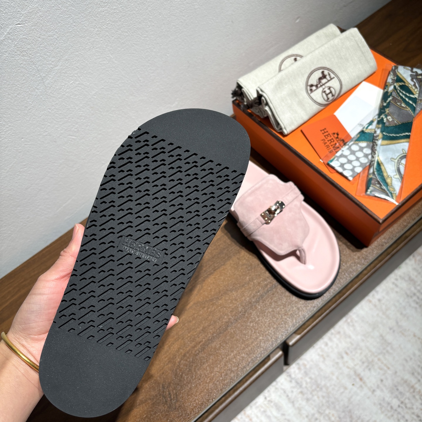 出厂价:女款270
品牌💗:HERMES
编号💗:H8018-210199
颜色💗:新色系
码数💗:35一40(41 42订做不退不换)
鞋面材质:进口小牛皮
大底材质:Tpu防滑耐磨大底
🆕🆕🆕HERMES 2025最新配色,原版购入拆解,进口定制面料 所有颜色均调试过N遍 力求跟原版零区别!顶级版本女款💰 最近火到不行的Kelly扣 Empire凉鞋,老少皆宜的舒适感,丑萌丑萌的。潮爆了