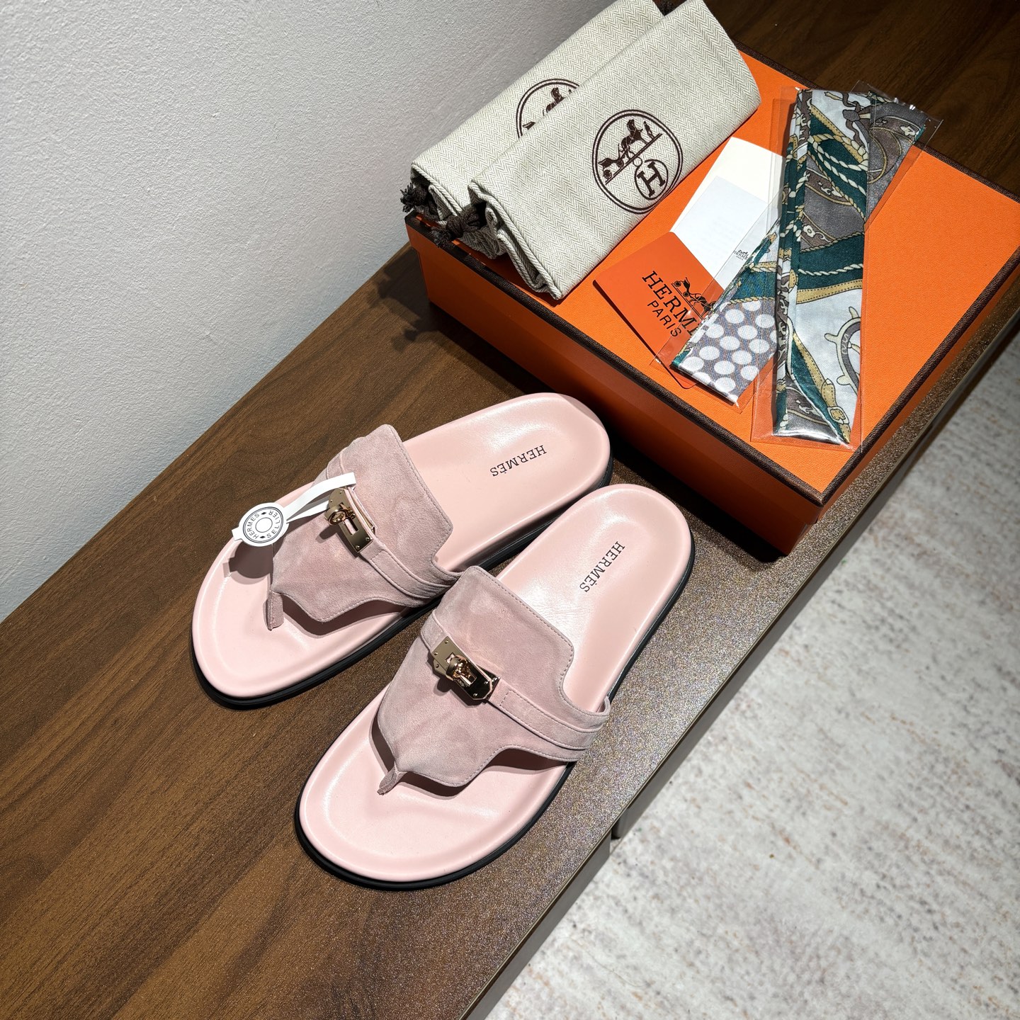 出厂价:女款270
品牌💗:HERMES
编号💗:H8018-210199
颜色💗:新色系
码数💗:35一40(41 42订做不退不换)
鞋面材质:进口小牛皮
大底材质:Tpu防滑耐磨大底
🆕🆕🆕HERMES 2025最新配色,原版购入拆解,进口定制面料 所有颜色均调试过N遍 力求跟原版零区别!顶级版本女款💰 最近火到不行的Kelly扣 Empire凉鞋,老少皆宜的舒适感,丑萌丑萌的。潮爆了