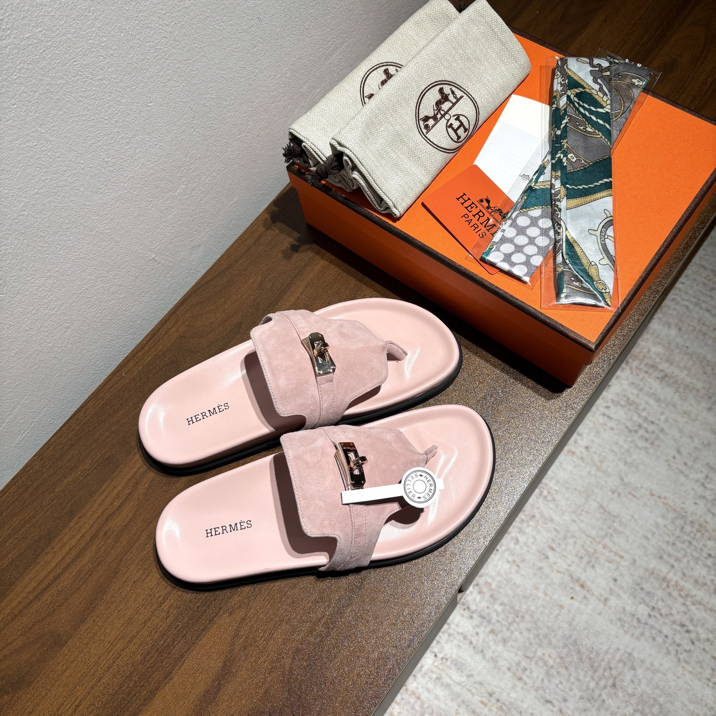 出厂价:女款270
品牌💗:HERMES
编号💗:H8018-210199
颜色💗:新色系
码数💗:35一40(41 42订做不退不换)
鞋面材质:进口小牛皮
大底材质:Tpu防滑耐磨大底
🆕🆕🆕HERMES 2025最新配色,原版购入拆解,进口定制面料 所有颜色均调试过N遍 力求跟原版零区别!顶级版本女款💰 最近火到不行的Kelly扣 Empire凉鞋,老少皆宜的舒适感,丑萌丑萌的。潮爆了