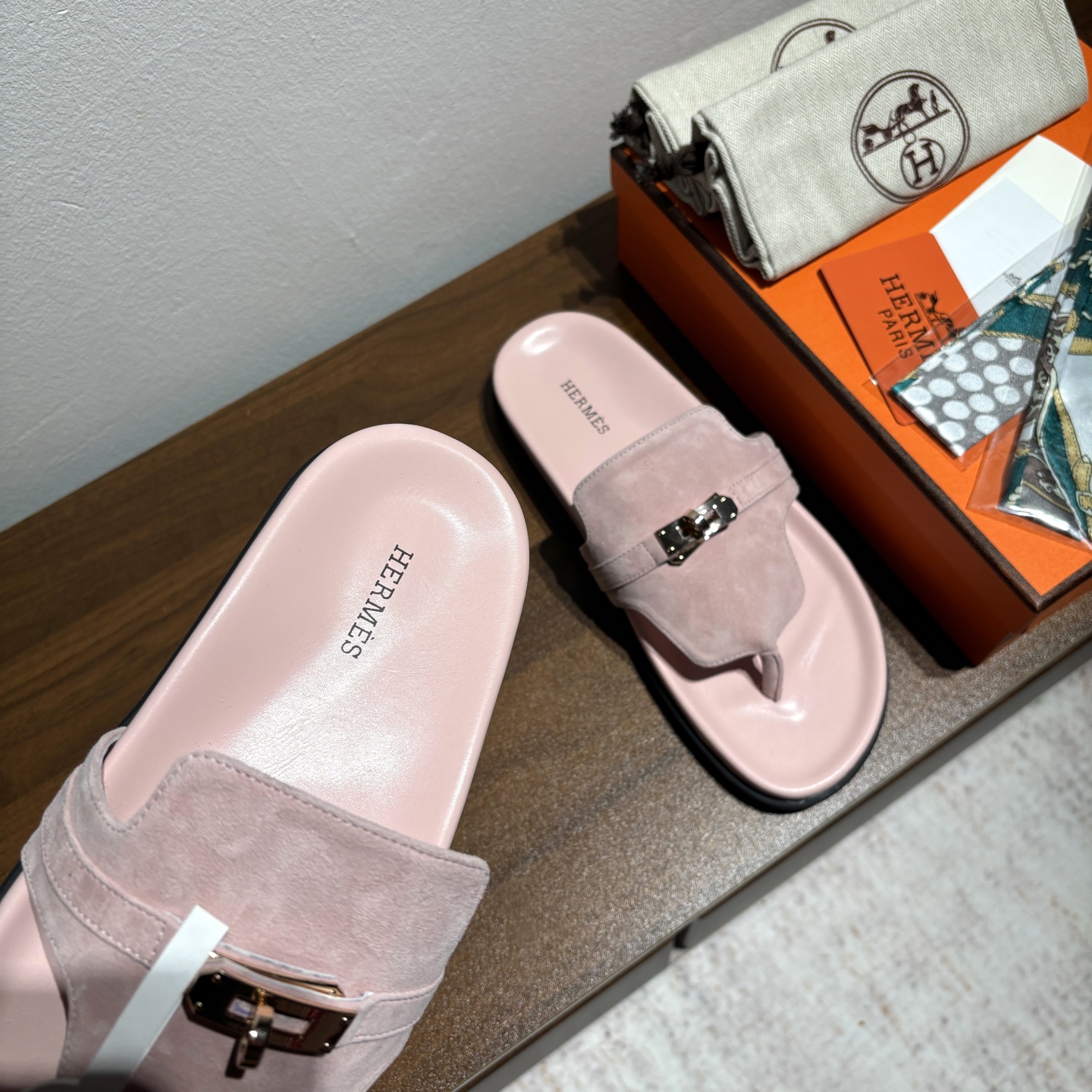 出厂价:女款270
品牌💗:HERMES
编号💗:H8018-210199
颜色💗:新色系
码数💗:35一40(41 42订做不退不换)
鞋面材质:进口小牛皮
大底材质:Tpu防滑耐磨大底
🆕🆕🆕HERMES 2025最新配色,原版购入拆解,进口定制面料 所有颜色均调试过N遍 力求跟原版零区别!顶级版本女款💰 最近火到不行的Kelly扣 Empire凉鞋,老少皆宜的舒适感,丑萌丑萌的。潮爆了